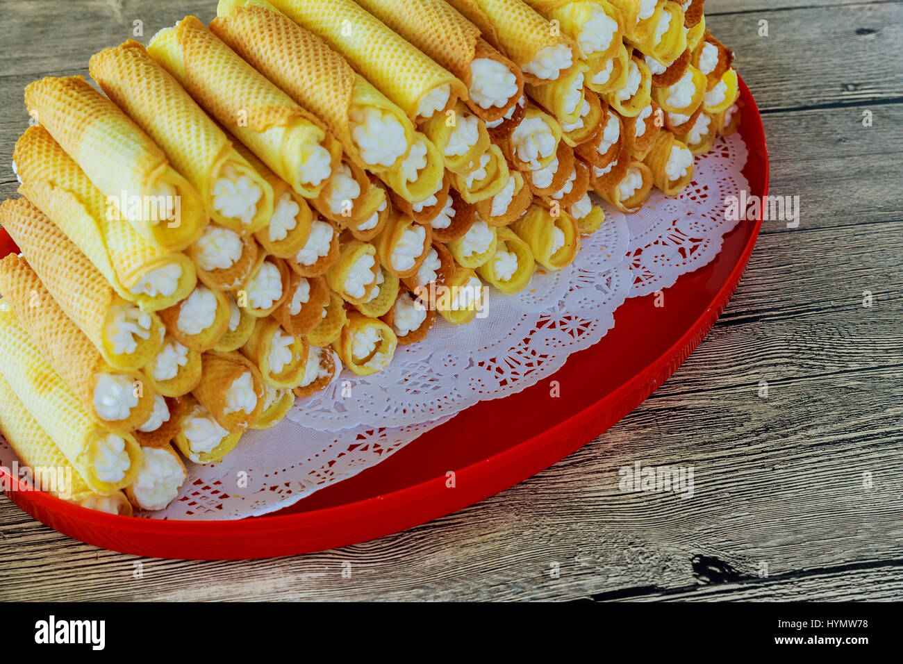 susse backerei essen blatterteig mit sahne auch wissen wie hausgemachte creme roll blatterteig schweizer und jelly roll roll ist eine art von biskuit rolle gefullt mit w stockfotografie alamy