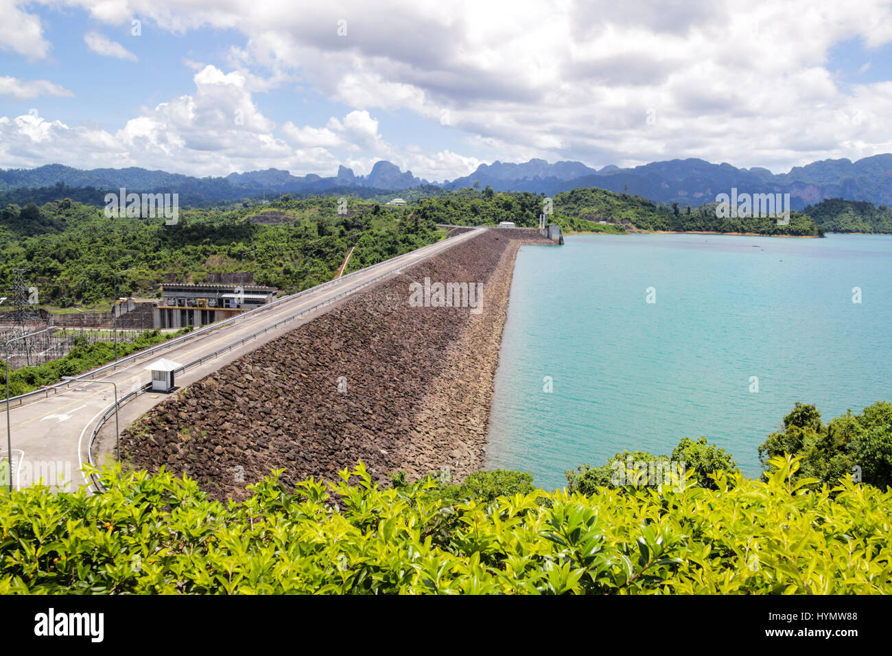 Wasserkraftwerk - Ratchaprapha Damm in Surat Thani, Thailand Stockfoto