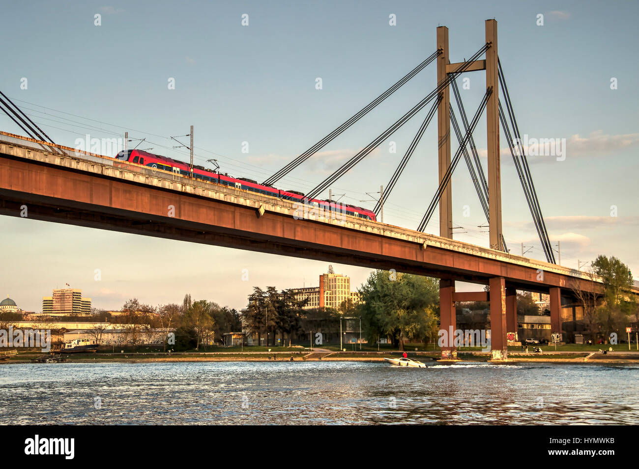 Belgrad, Serbien - Personenzug über die Kabelbrücke über den Fluss Sava Stockfoto