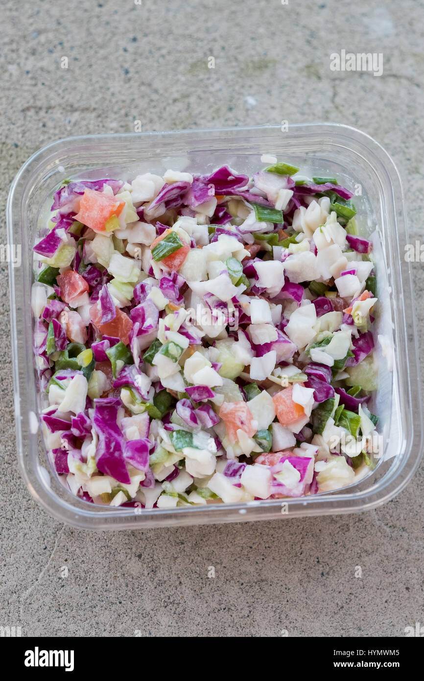 Deli Salat Bio, GVO-Sommer Krautsalat mit Kohl, Zwiebeln und Dressing. Stockfoto