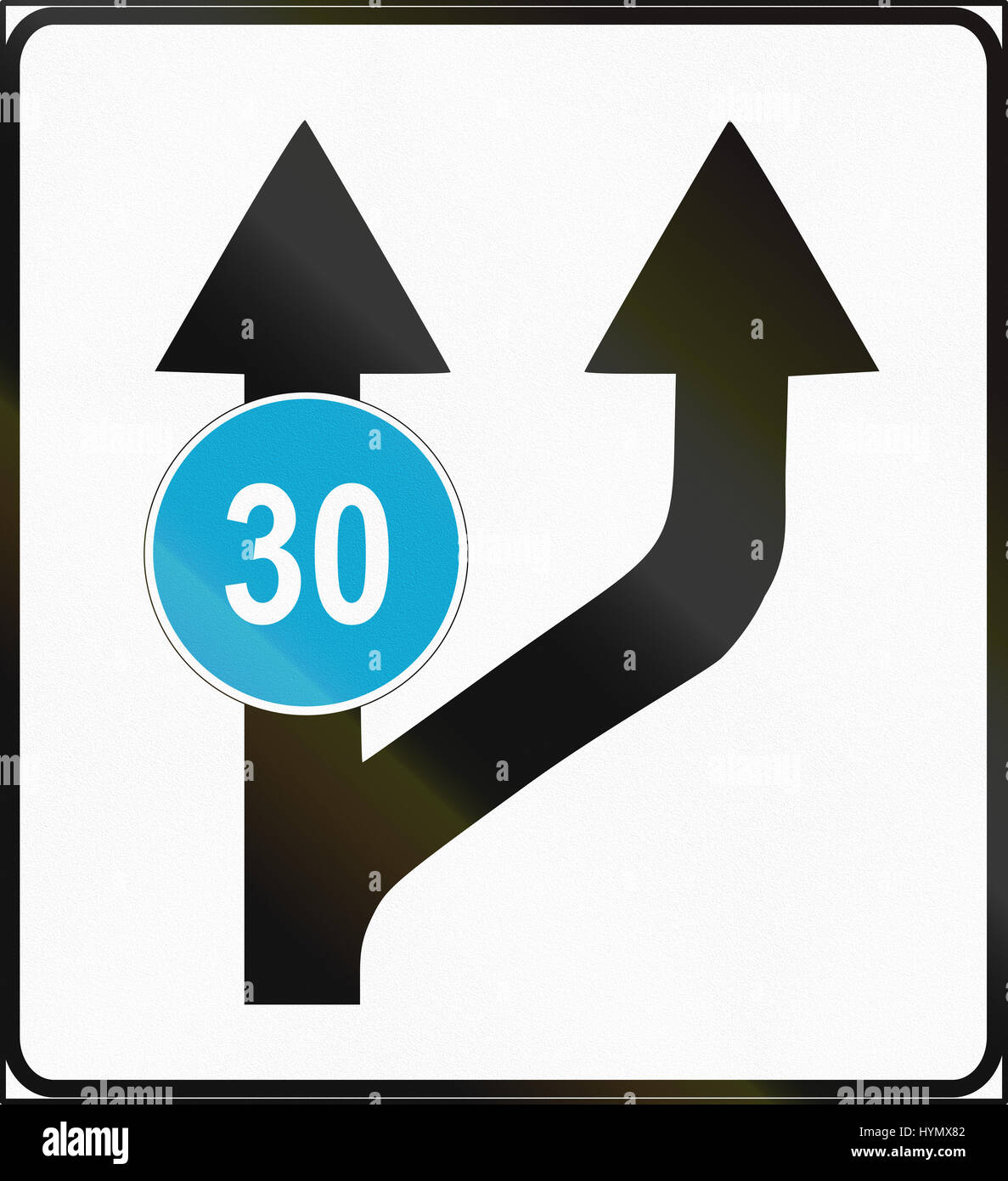 Straßenschild verwendet in Estland - Änderung der verfügbaren Bahnen mit minimaler Geschwindigkeit. Stockfoto