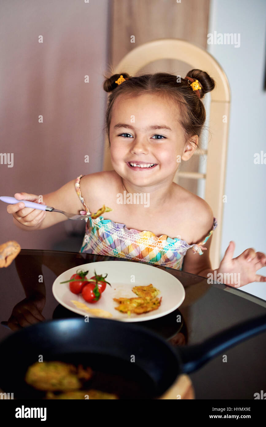 Schöne 5 Jahre altes Mädchen zu Hause essen Stockfoto