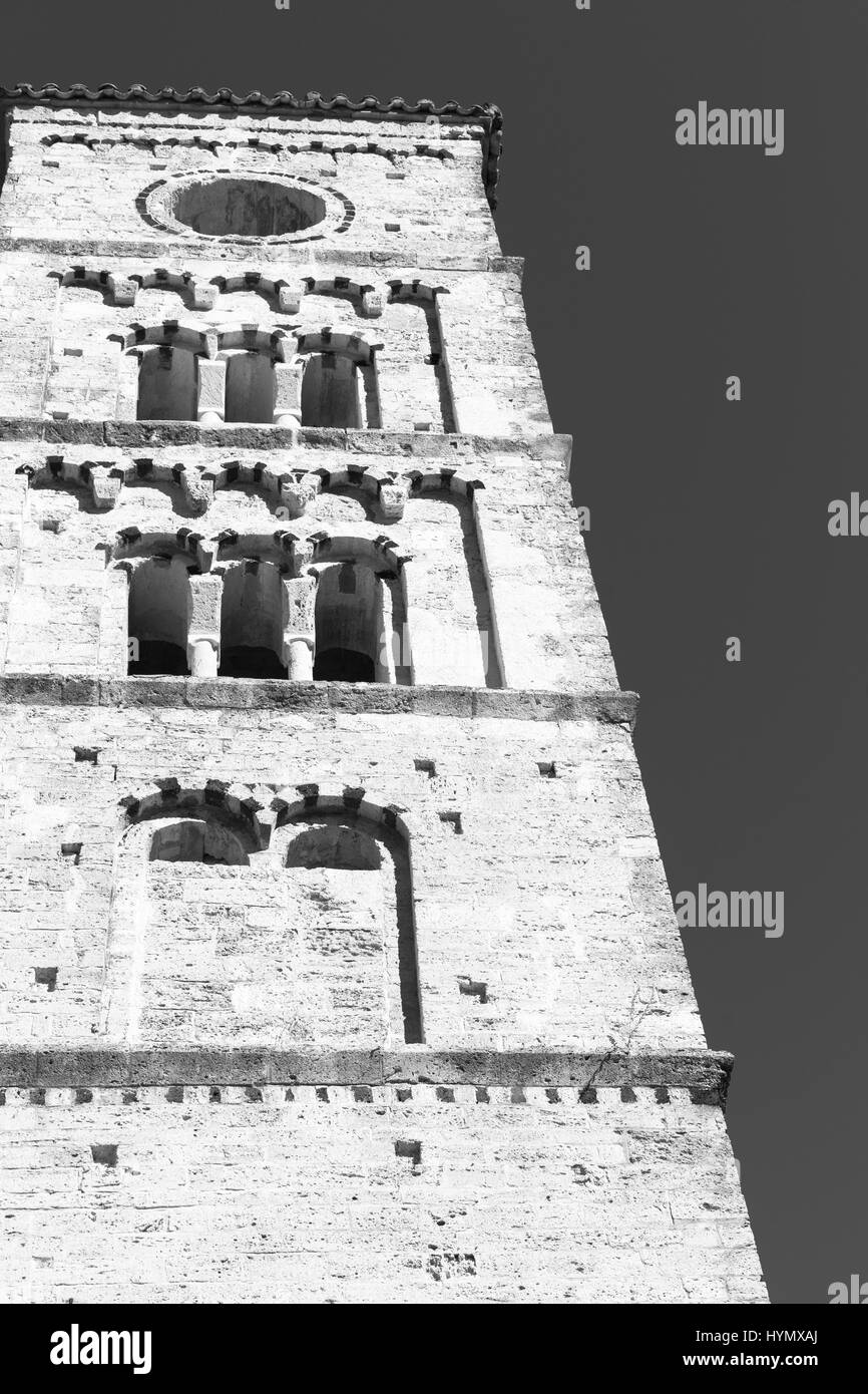 Hoch gemauerten Turm typisch mediterranen Stil Monochrom Stockfoto
