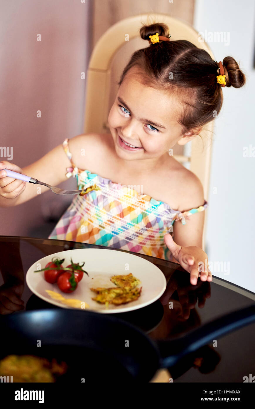 Schöne 5 Jahre altes Mädchen zu Hause essen Stockfoto