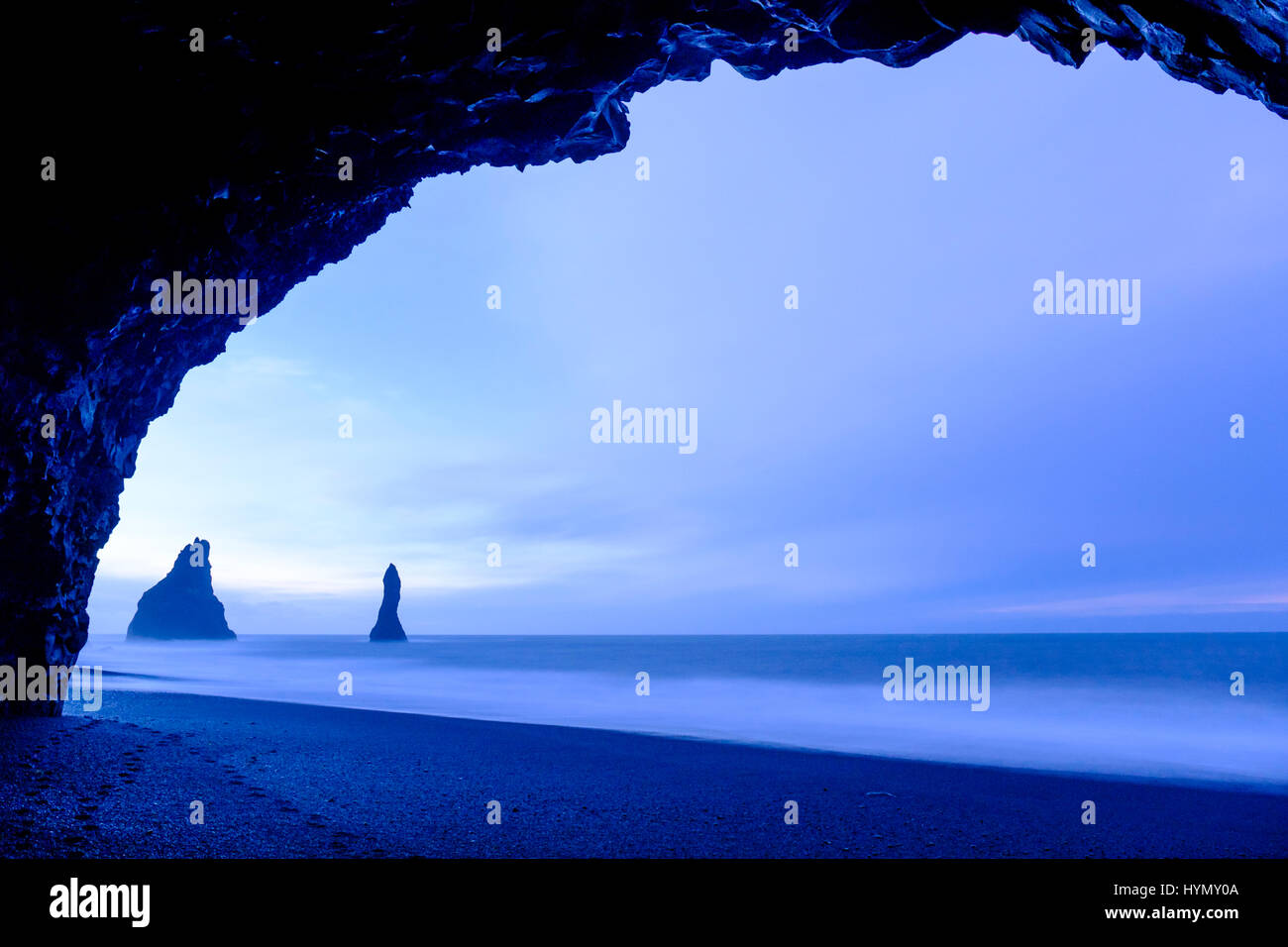 Schwarzen Lavastrand, Basalt Höhle mit Basaltfelsen, Reynisdrangar in der Nähe von Vík Í Mýrdal, Suðurland, Region Süd, Island Stockfoto