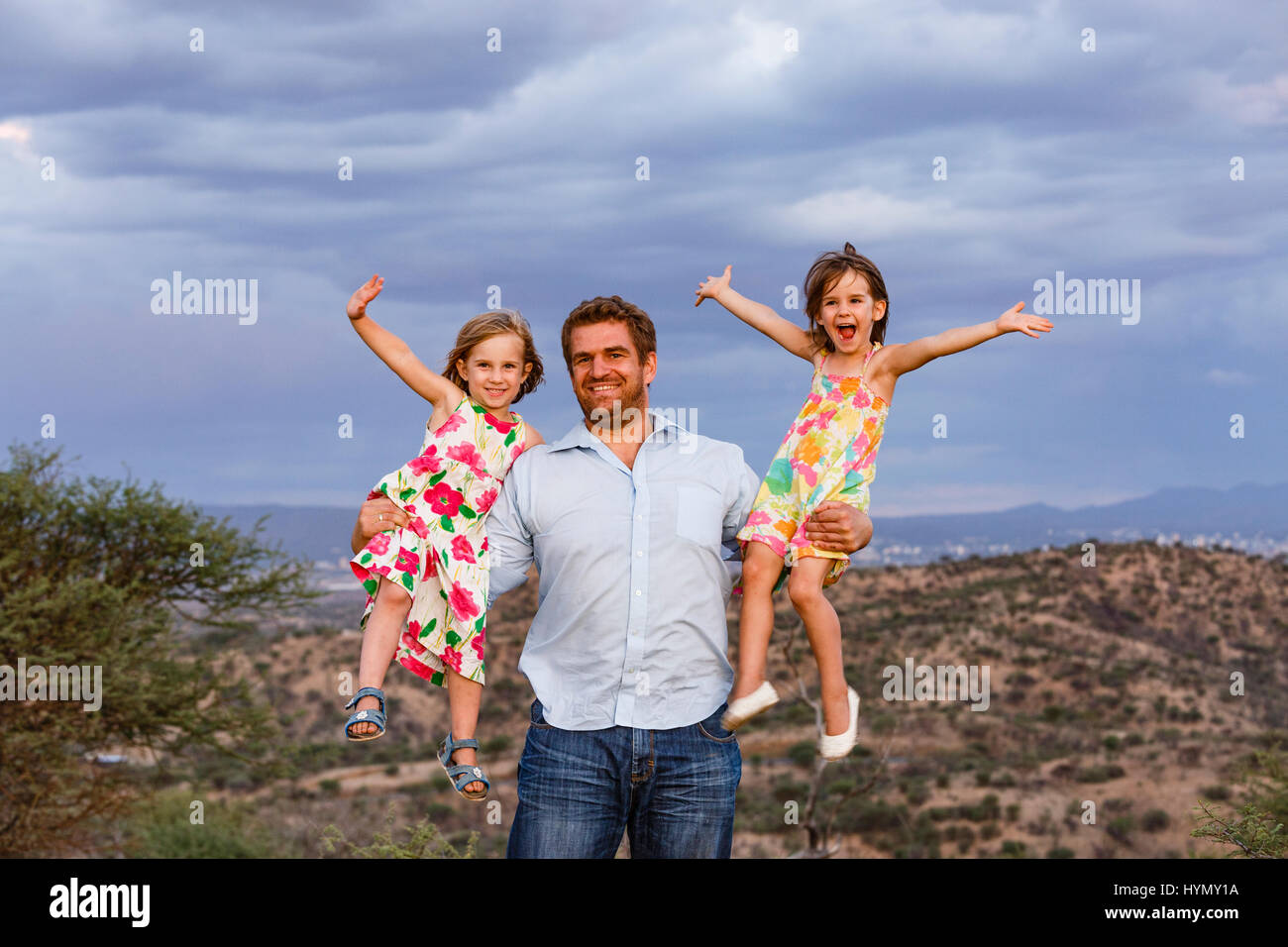 Vater mit seinen beiden Töchtern in seine Arme, Windhoek, Khomas, Namibia Stockfoto