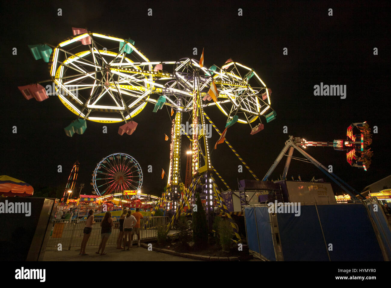 Die Menschen genießen Iowa State Fair Karneval in der Nacht fährt. Stockfoto