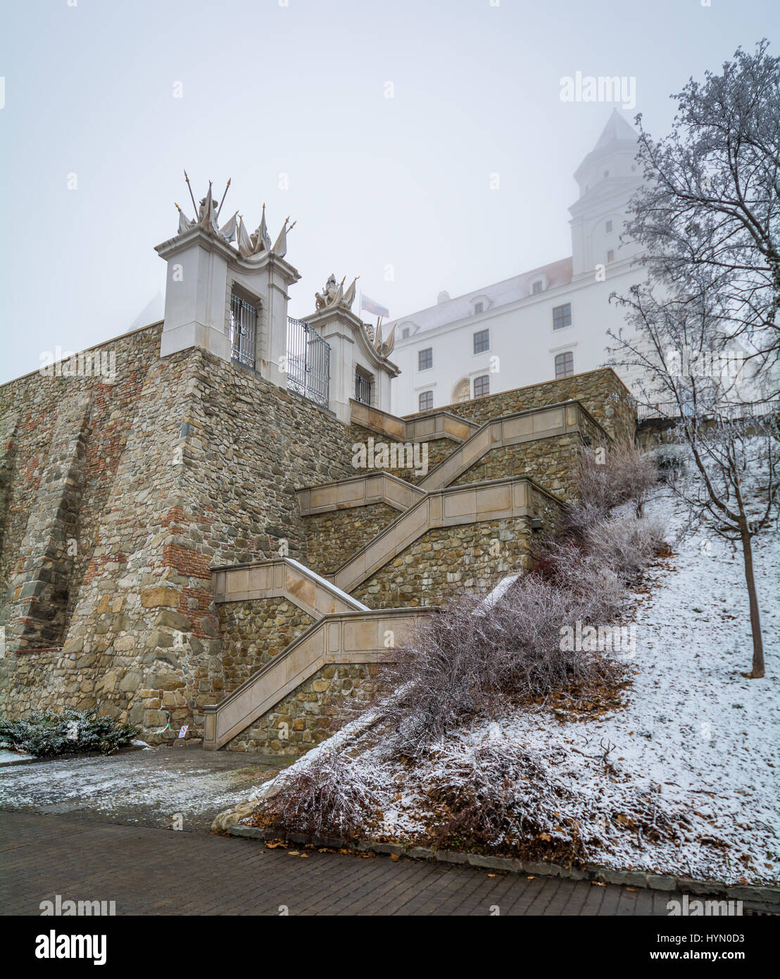 Treppe zur Burg Bratislava in einem verschneiten Wintermorgen Stockfoto