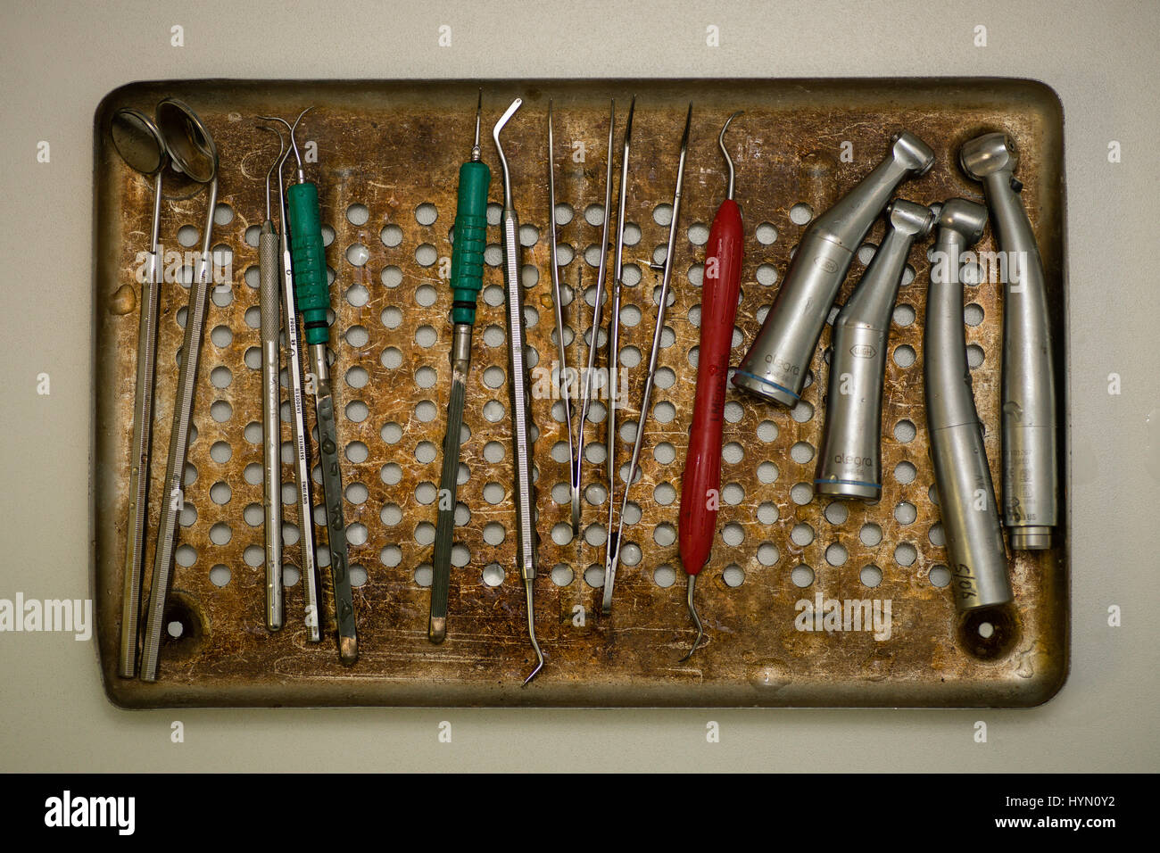 Wanne aus Metall mit zahnmedizinischen chirurgische Instrumente nach den zahnmedizinischen Verfahren sterilisiert werden. Stockfoto