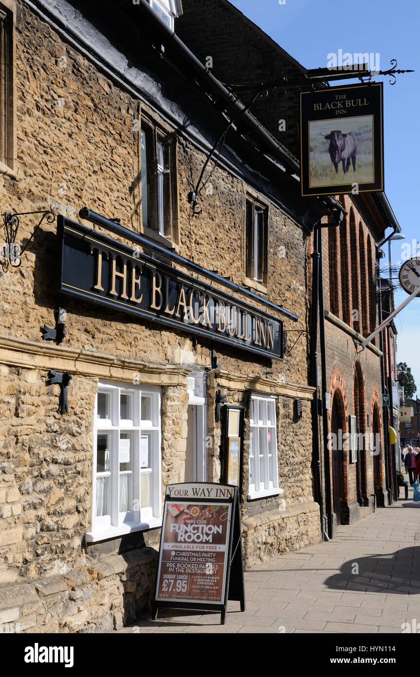 Black Bull Inn, Market Street, Whittlesey, Cambridgeshire, erbaut aus Stein in der Mitte gegen Ende des 17. Jahrhunderts, mit einer Collyweston Schiefer Dach Stockfoto