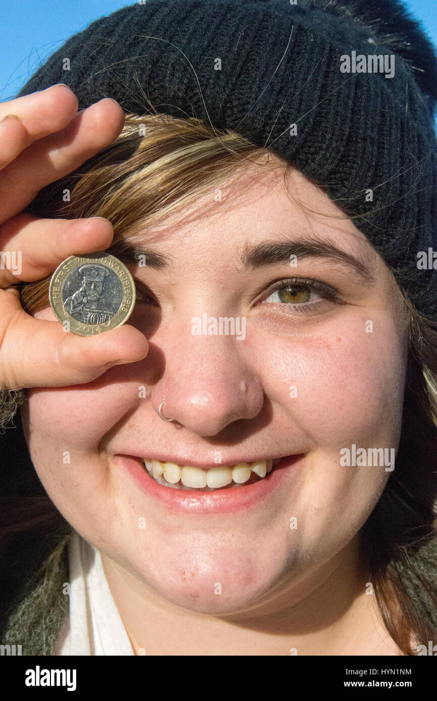 Wales, Vereinigtes Königreich. 23. Februar 2017. Kern-Brücken im Alter von 22 von Penarth ist Fotojournalismus Student an der University of South Wales in Cardiff. K Stockfoto