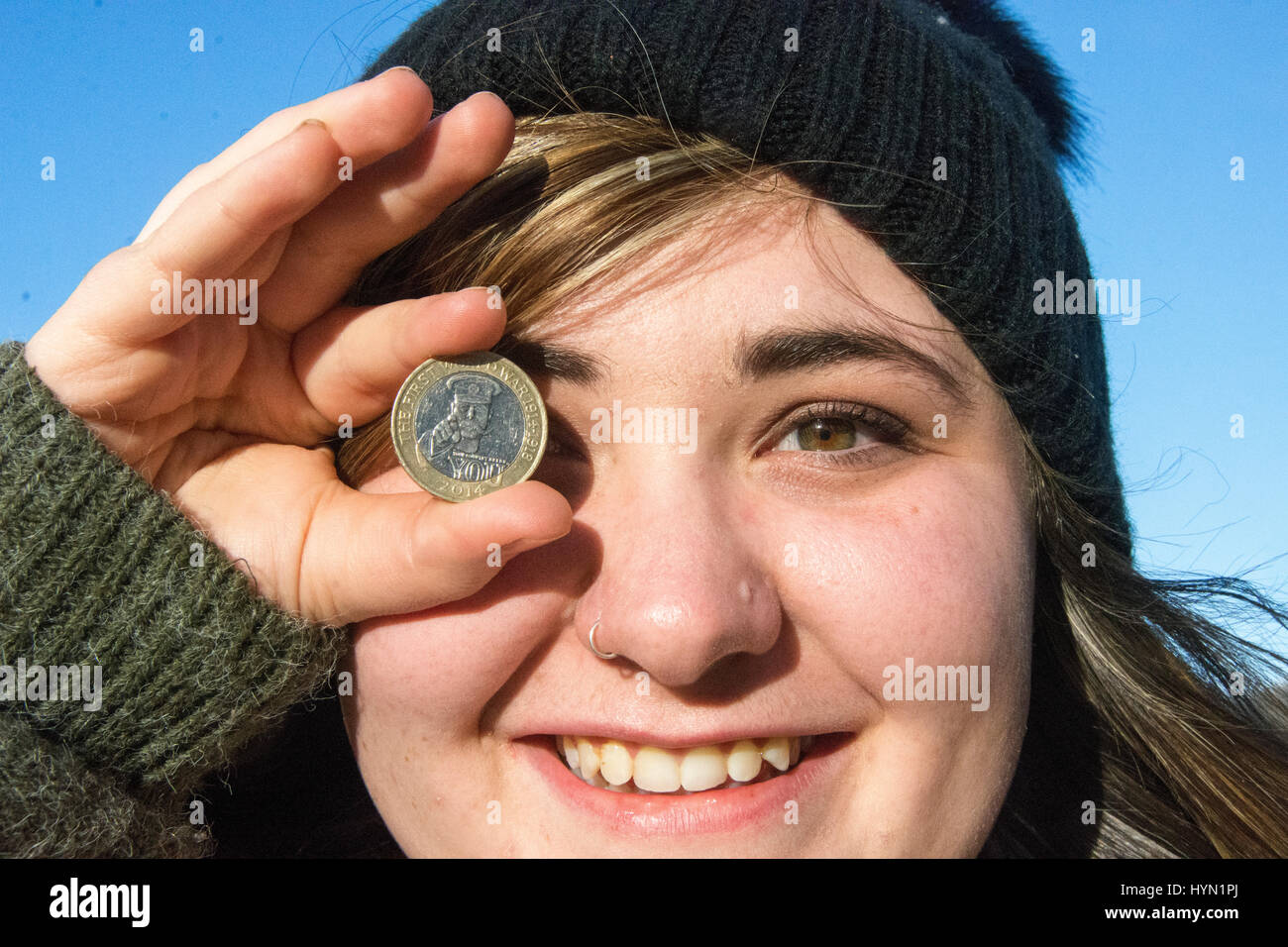 Wales, Vereinigtes Königreich. 23. Februar 2017. Kern-Brücken im Alter von 22 von Penarth ist Fotojournalismus Student an der University of South Wales in Cardiff. K Stockfoto