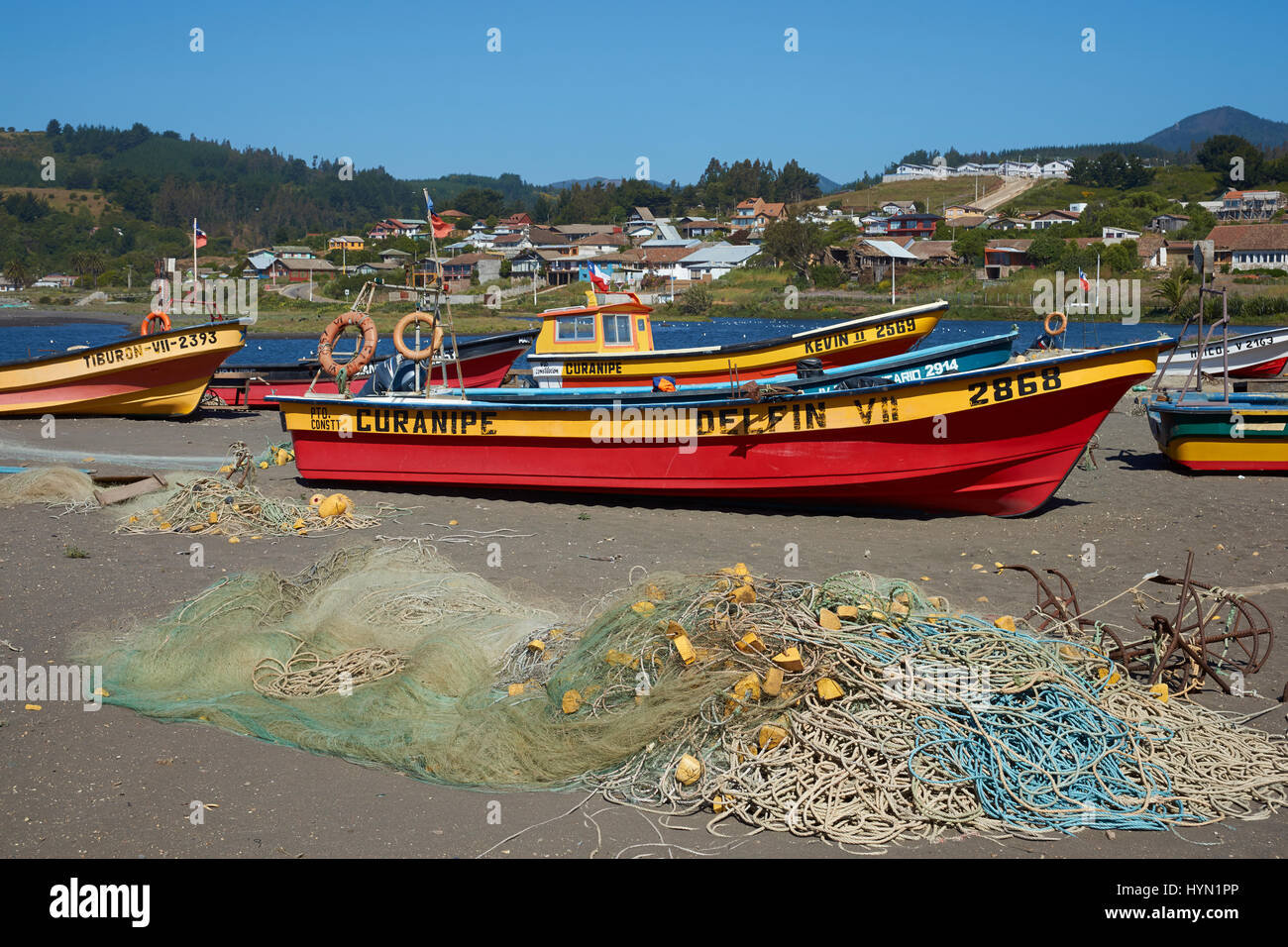 Bunte hölzerne Fischerboote am Strand in der kleinen Küstenstadt Curanipe im Maule, Chile Stockfoto