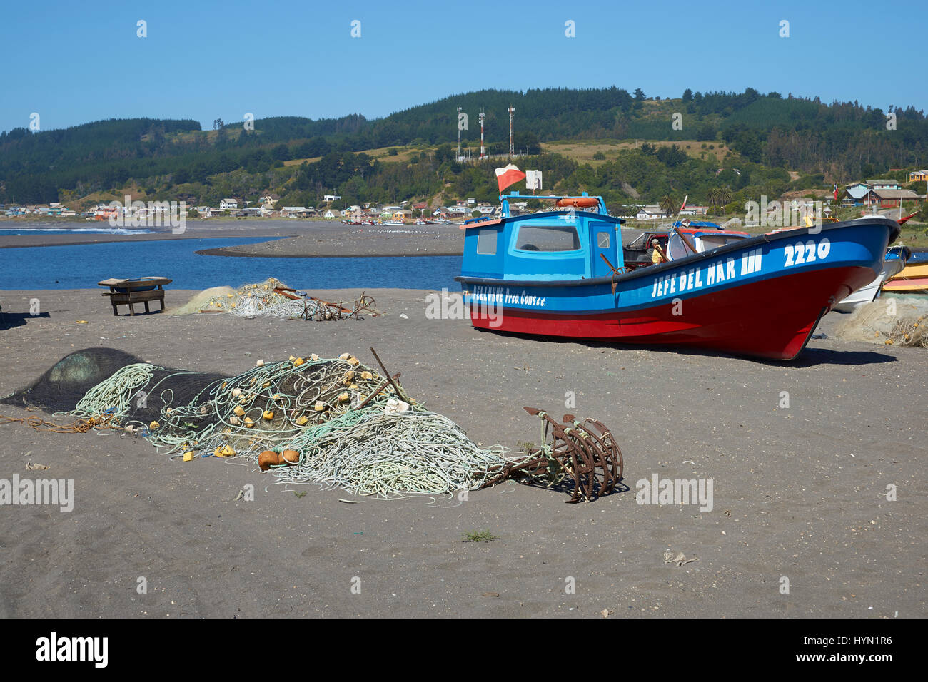 Bunte hölzerne Fischerboote am Strand in der kleinen Küstenstadt Curanipe im Maule, Chile Stockfoto