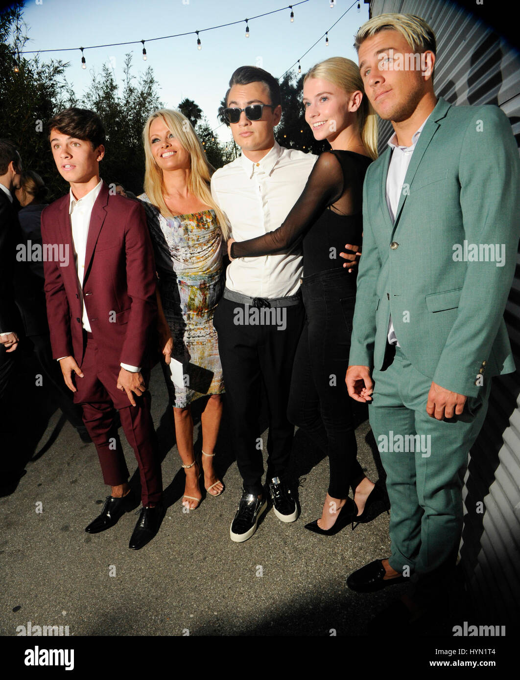 (L-R) Dylan Lee, Pamela Anderson, Brandon Lee, Raina Lawson und Gast besuchen die Gnade für Tiere versteckt Helden Gala im Unici Casa am 29. August 2015 in Los Angeles Kalifornien. Stockfoto (L-R) Dylan Lee, Pamela Anderson, Brandon Lee, Raina Lawson und Gast besuchen die Gnade für Tiere versteckt Helden Gala im Unici Casa am 29. August 2015 in Los Angeles Kalifornien. Stockfoto
