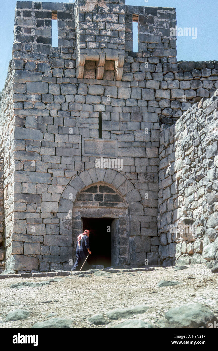 Qasr al-Azraq ("blaue Festung") ist eine große Festung befindet sich im heutigen östlichen Jordan. Es ist eines der Wüste Schlösser, befindet sich am Rande der heutigen Azraq, ungefähr 100 Kilometer (62 Meile) östlich von Amman. Stockfoto