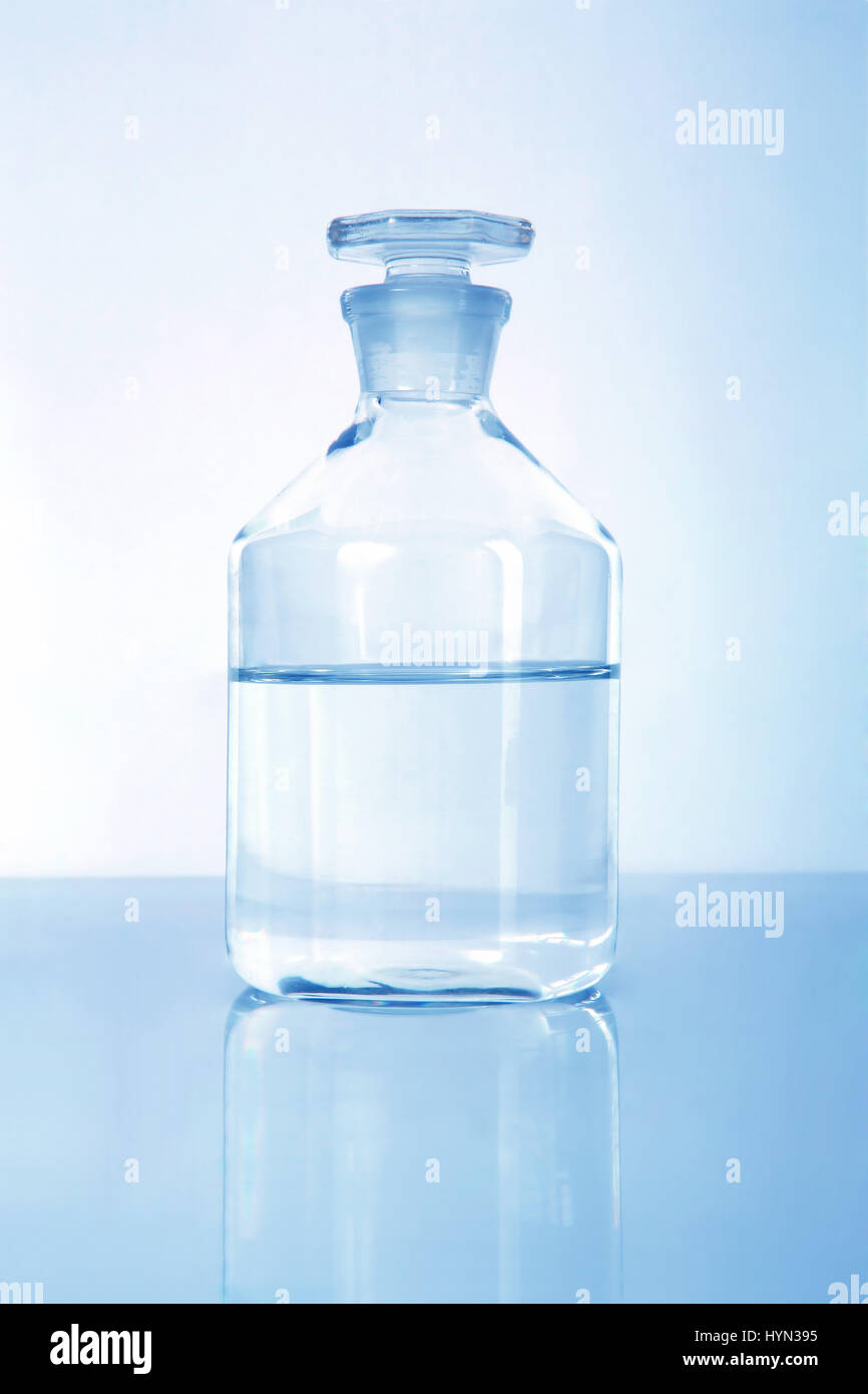 Medizinischer Alkohol Behälter mit Flüssigkeit innen Hälfte-voll und blau  getönt Stockfotografie - Alamy