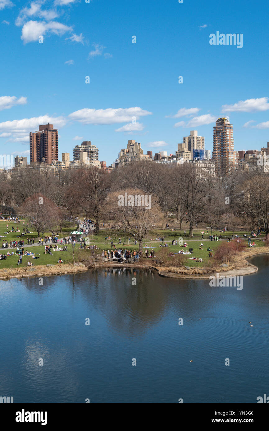 Blick auf die Upper East Side von Manhattan und Great Lawn auf den Central Park von Schloss Belvedere, New York City, USA Stockfoto