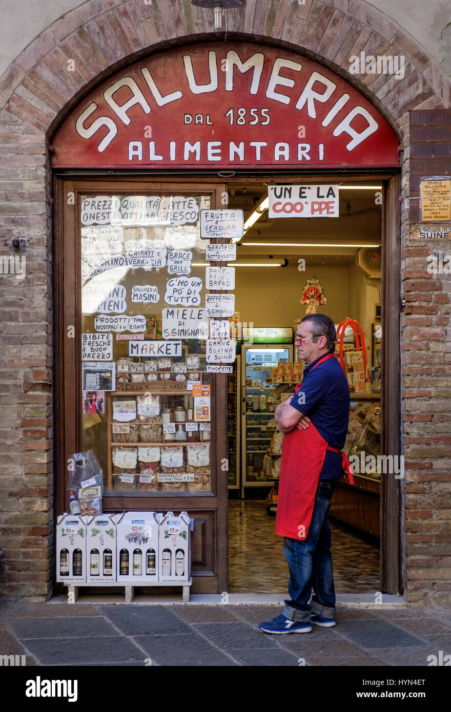 SAN GIMIGNANO, Italien - ca. Mai 2015: Kaufmann stand vor typischen Store in den mittelalterlichen Mauern umgebene Stadt San Gimignano in der Toskana Stockfoto