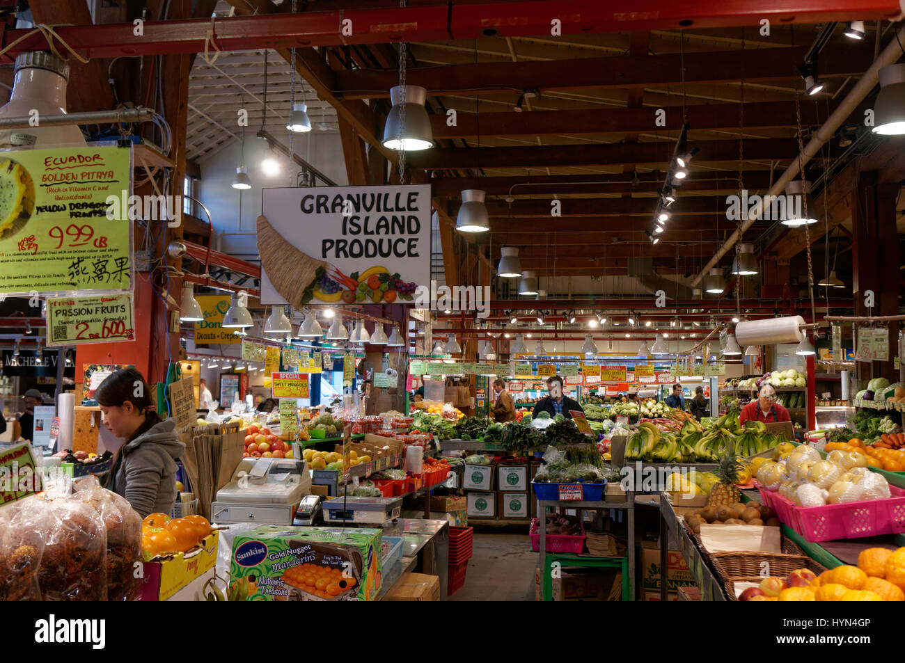 Menschen für Obst einkaufen und produzieren in Granville Island Public Market, Vancouver, Britisch-Kolumbien, Kanada Stockfoto