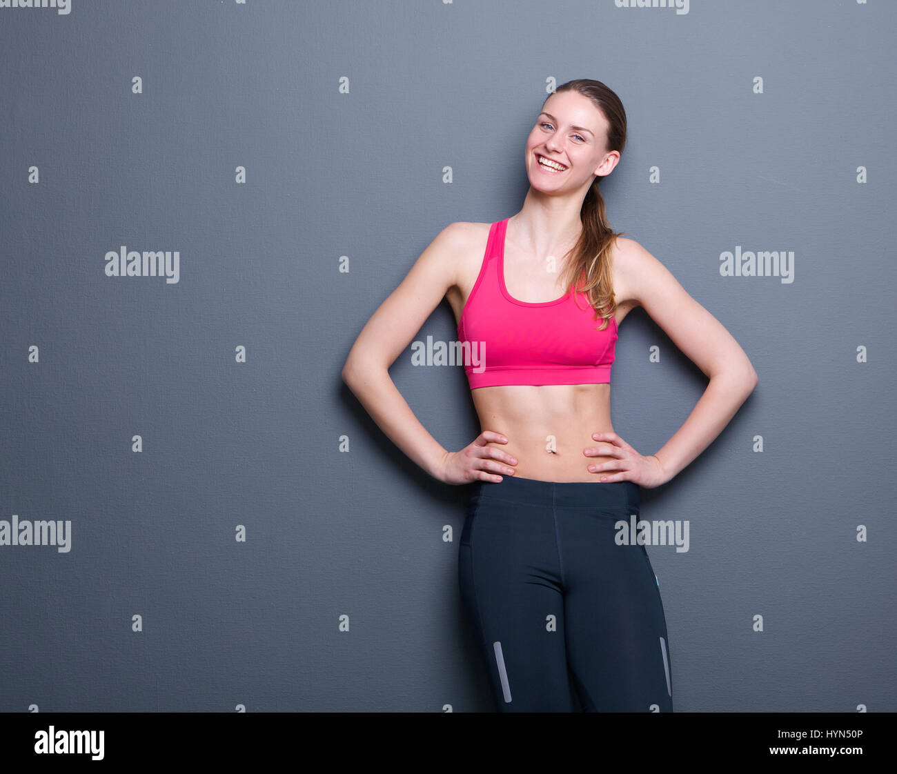 Porträt einer fröhlichen jungen Frau mit schlanken Körper Figur Stockfoto