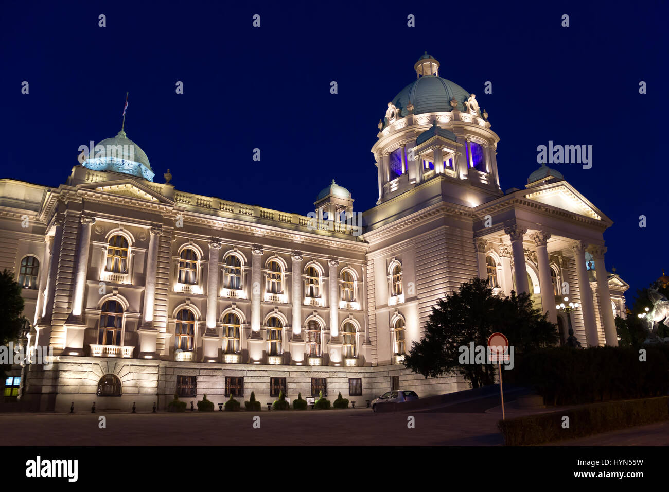 Parlament von Serbien (Parlament von Jugoslawien) Palast, auch bekannt als Nationalversammlung der Republik Serbien, Nachtszene, beleuchtet Stockfoto