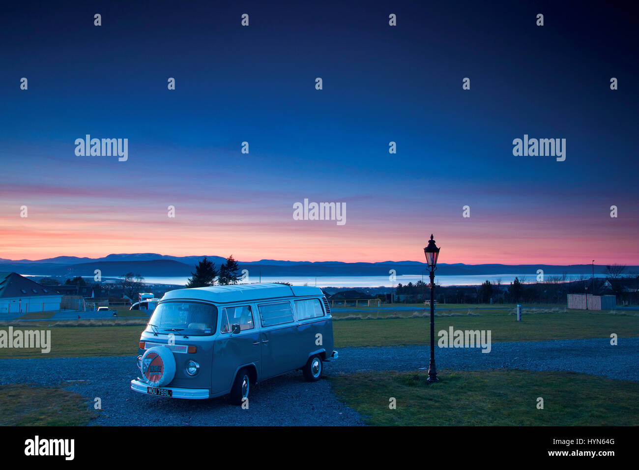 VW Wohnmobil bei Sonnenuntergang mit Blick auf den Moray Firth und Beauly Firth, Inverness, Highlands Stockfoto