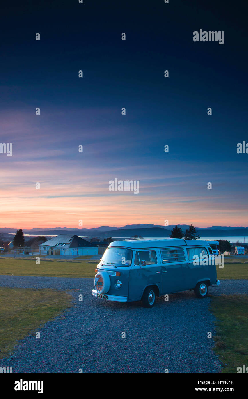 VW Wohnmobil bei Sonnenuntergang mit Blick auf den Moray Firth und Beauly Firth, Inverness, Highlands Stockfoto
