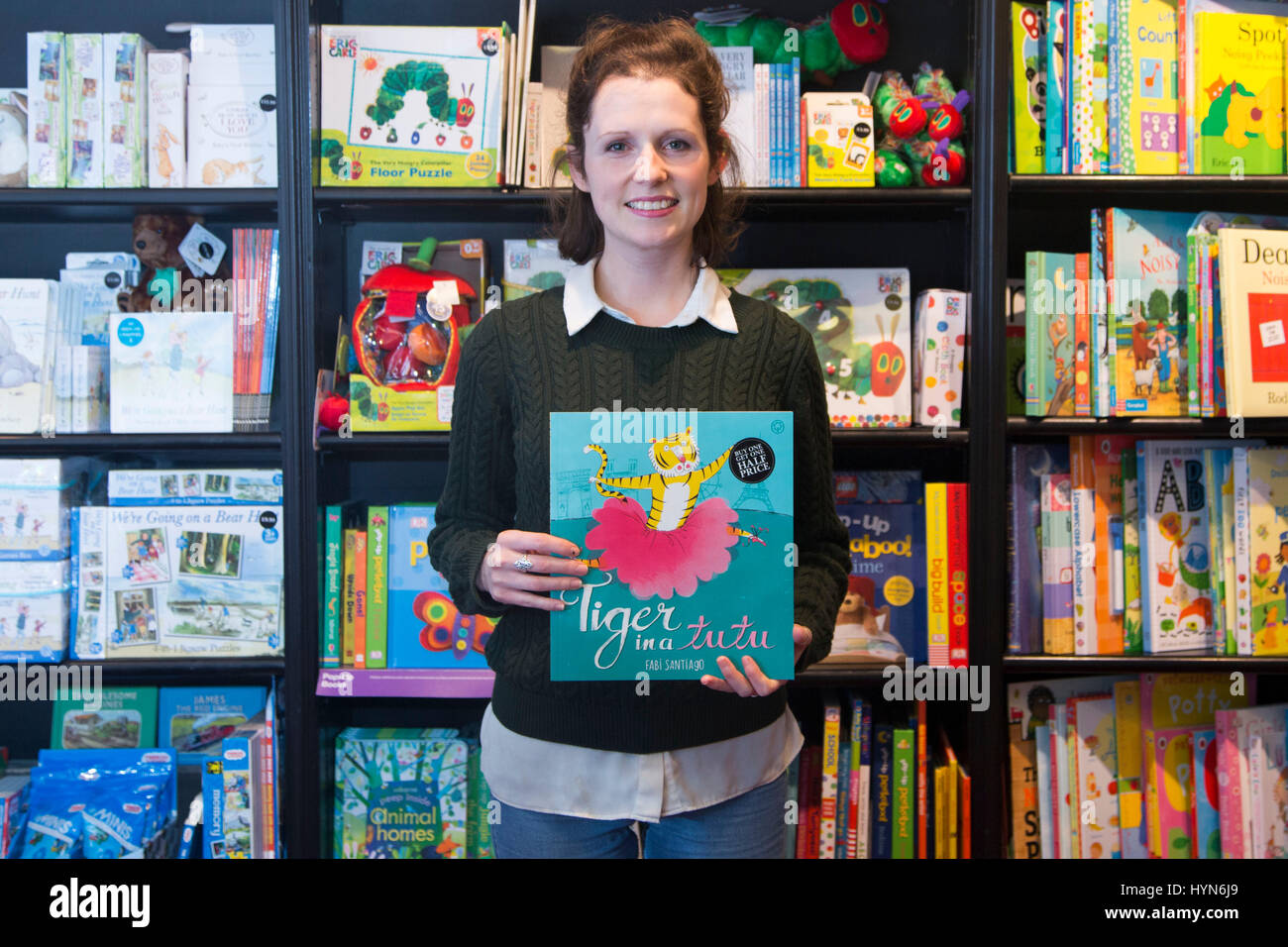 CARDIFF, WALES. 2. März 2017. Waterstones Buchladen in Hayes, Cardiff, feiert World Book Day 2017 mit eines ihrer meistverkauften Kinderbuch Stockfoto