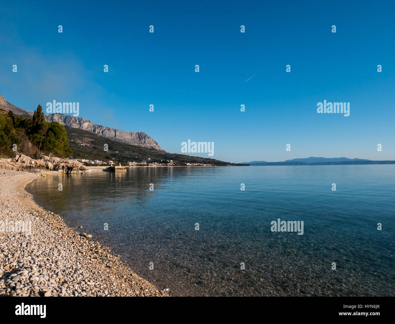 Landschaft-Szene von Strand und ruhige blaue Meer in Tucepi, Kroatien Stockfoto