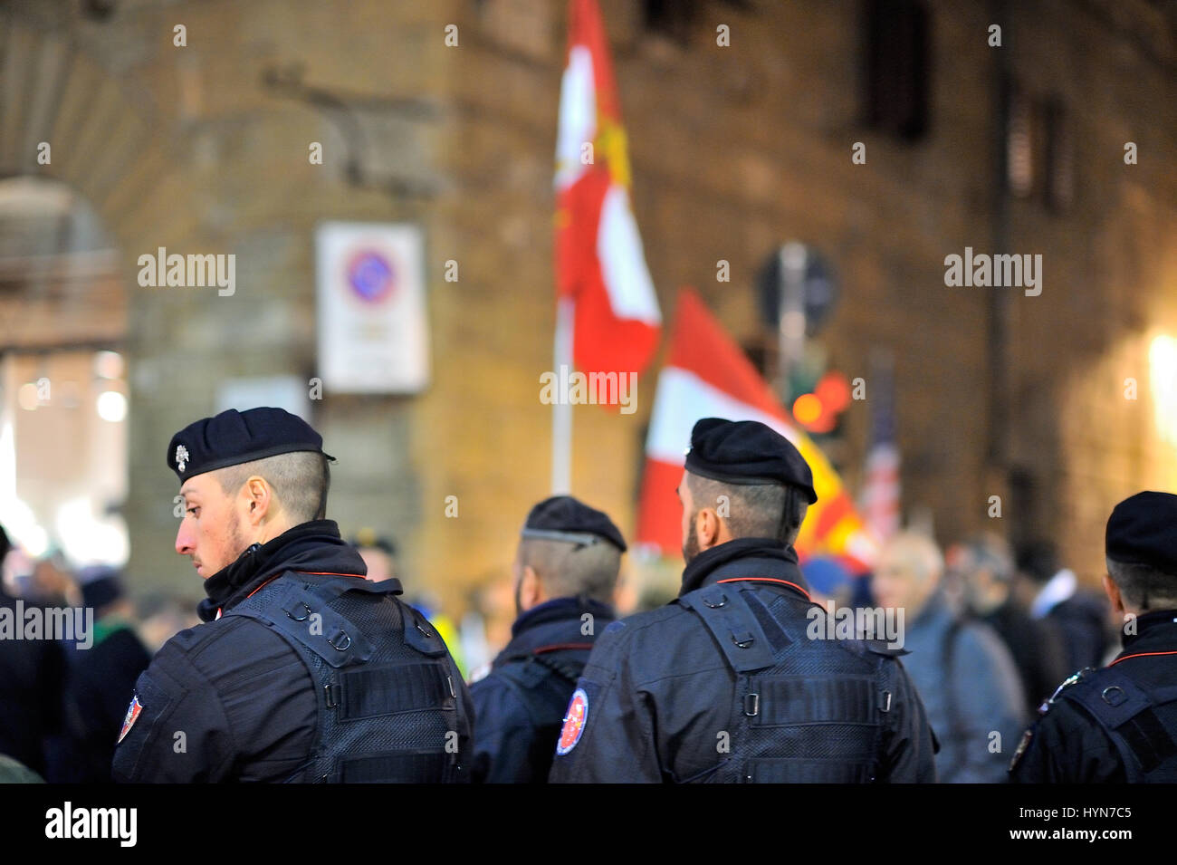 Personen Sie, gegen die zunehmende Zahl von Migranten zu manifestieren und reduzieren Sie Arbeitsplätze im Zentrum von Florenz, in Reihe 12, 2016 Stockfoto