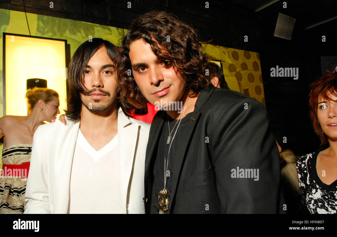 (L-R) Schauspieler Markus Molinari und Musiker Josh Moreau in der MOTOROKR Lounge in der Underground in Chicago, Il am 31. Juli 2008. Stockfoto