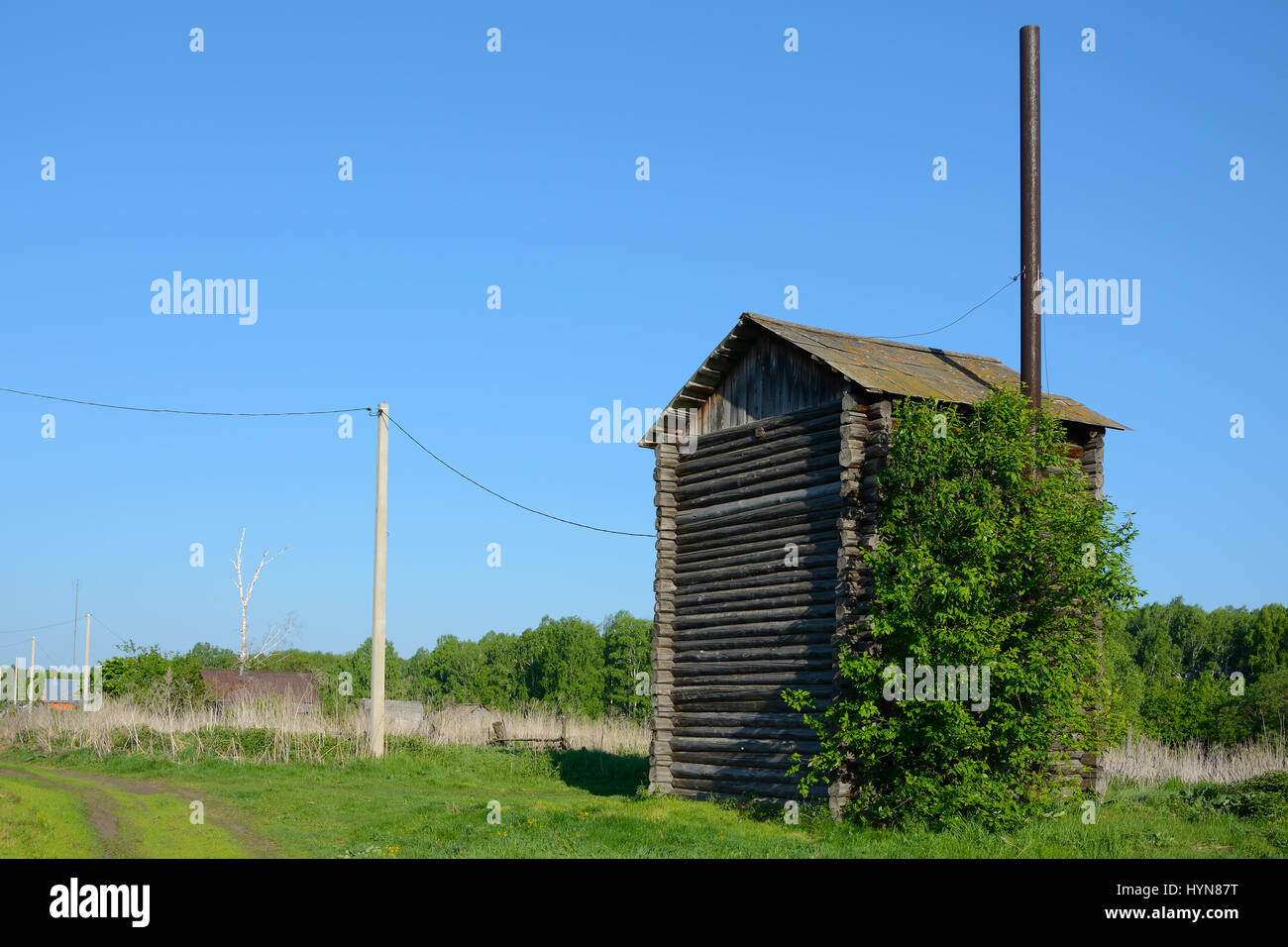 Alten Wasserturm in der sibirischen Dorf Kirovo, Oblast Kemerowo Stockfoto