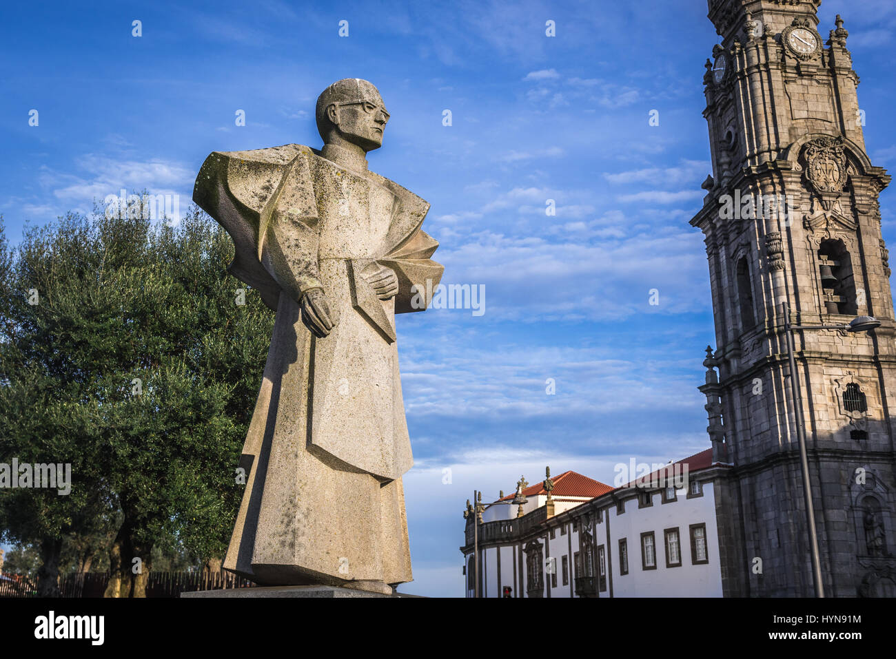 Statue des portugiesischen Bischof Antonio Ferreira Gomes in Vitoria Zivilgemeinde der Stadt Porto in Portugal. Clerigos Kirche Turm im Hintergrund Stockfoto