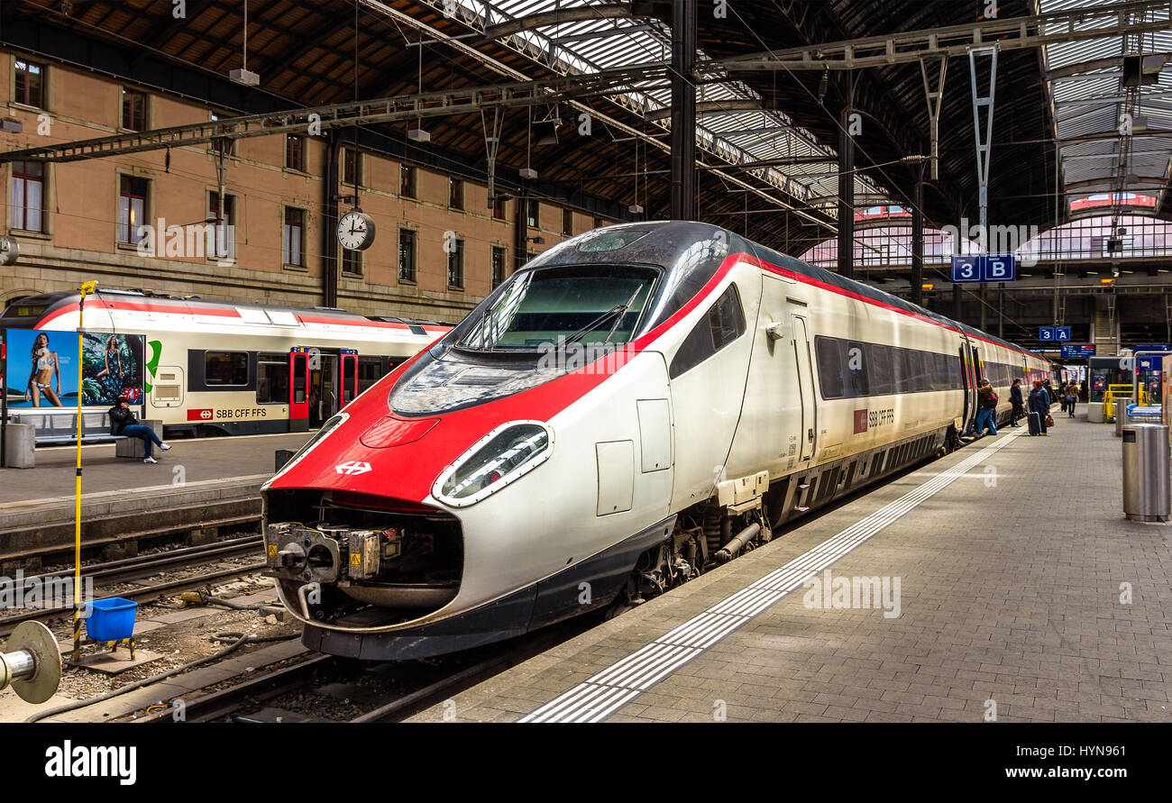 Basel, Schweiz - 8. Mai 2014: Neue Pendolino Hochgeschwindigkeits-Neigezug am Bahnhof Basel. Dieser Zug ist im Besitz von SBB CFF FFS - Eidgenössischen Stockfoto