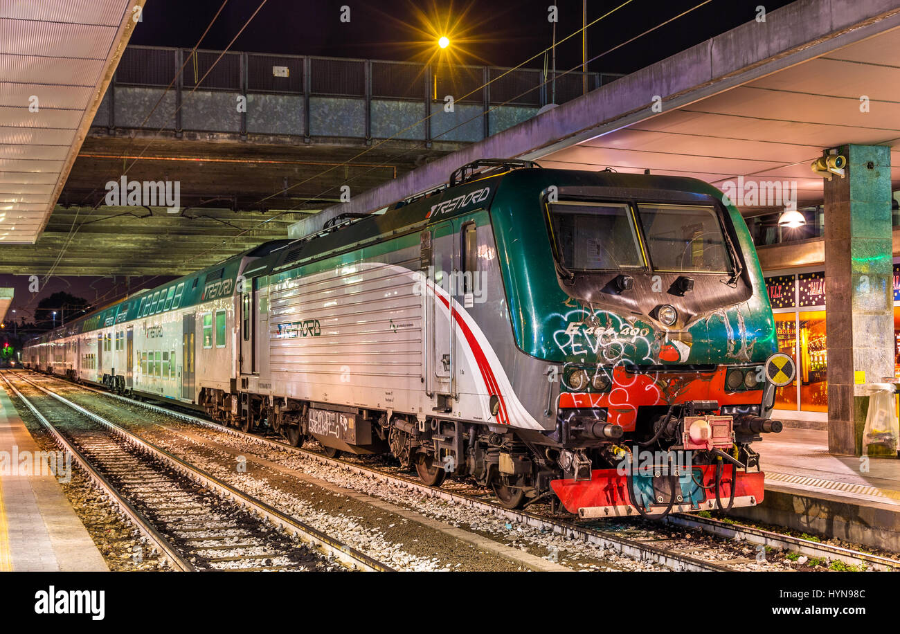 Mailand, Italien - 8. Mai 2014: Klasse E.464 Lokomotive schleppen einen Regionalzug im Bahnhof Milano Porta Garibaldi. Trenord ist ein regionaler Personenverkehr Stockfoto