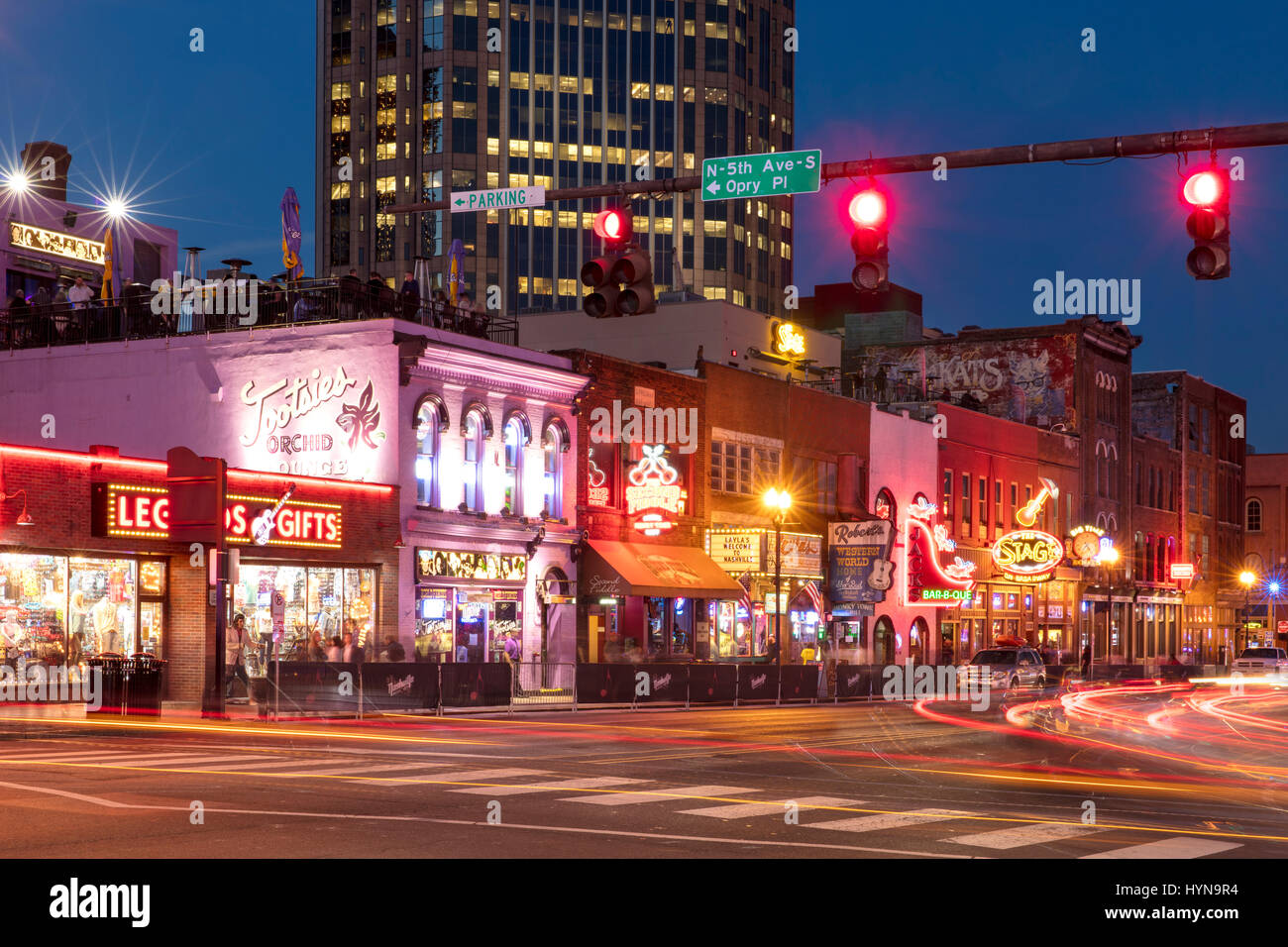 Musik-Clubs entlang der unteren Broadway Street in der Innenstadt von Nashville, Tennessee, USA Stockfoto