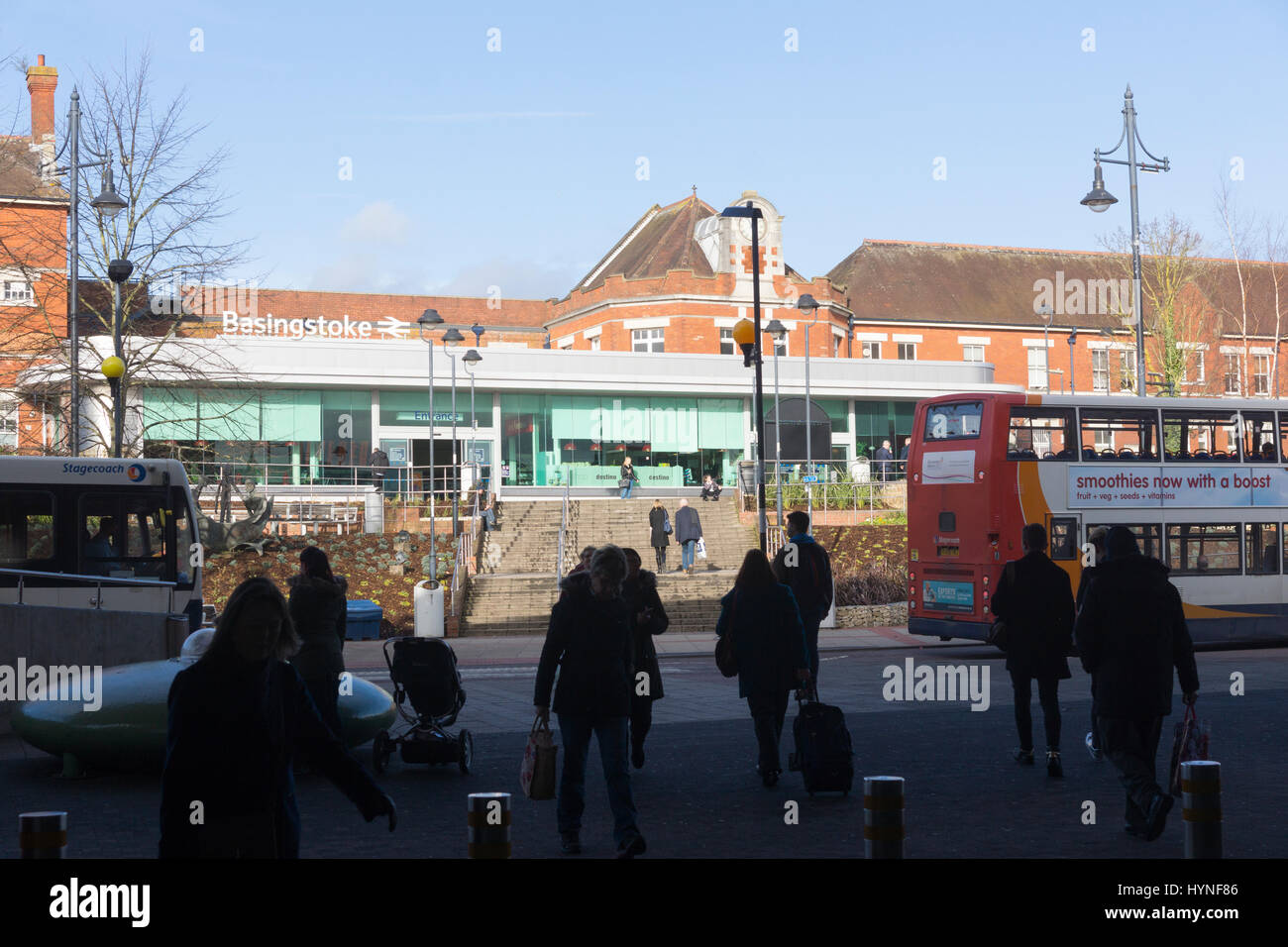 Bahnhof von Shopper in Richtung Basingstoke, Hampshire Stockfoto