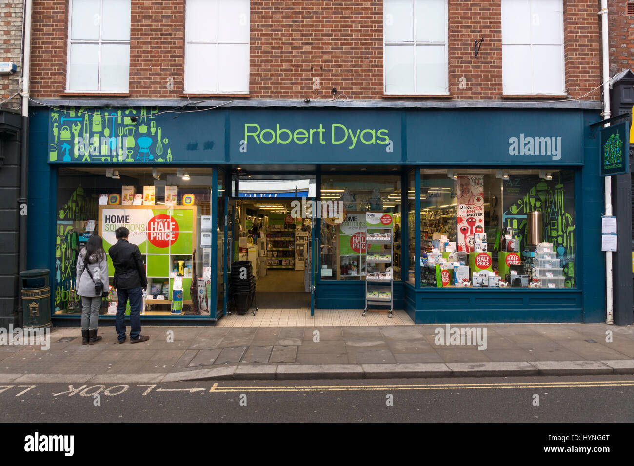 Leute, die im Fenster eines Robert Dyas Baumarkt- und Baumarkt-Geschäfts in Henley an der Themse schauen, mit Schildern zum halben Preis. England, Großbritannien Stockfoto