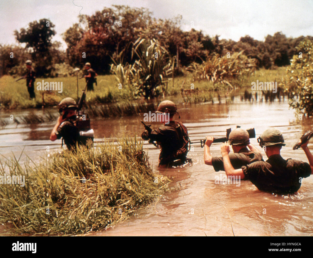 16. Panzerdivision Mitglieder überqueren einen Dschungelfluss in vorherigen Viet Cong-Region. Vietnam, 9/65. Stockfoto