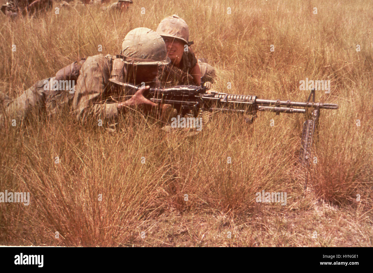 Männer des 1. Inf Div zeichnen Scharfschützen auf der Suche and destroy-Mission. Bien Hoa, Vietnam, 10/65... Stockfoto