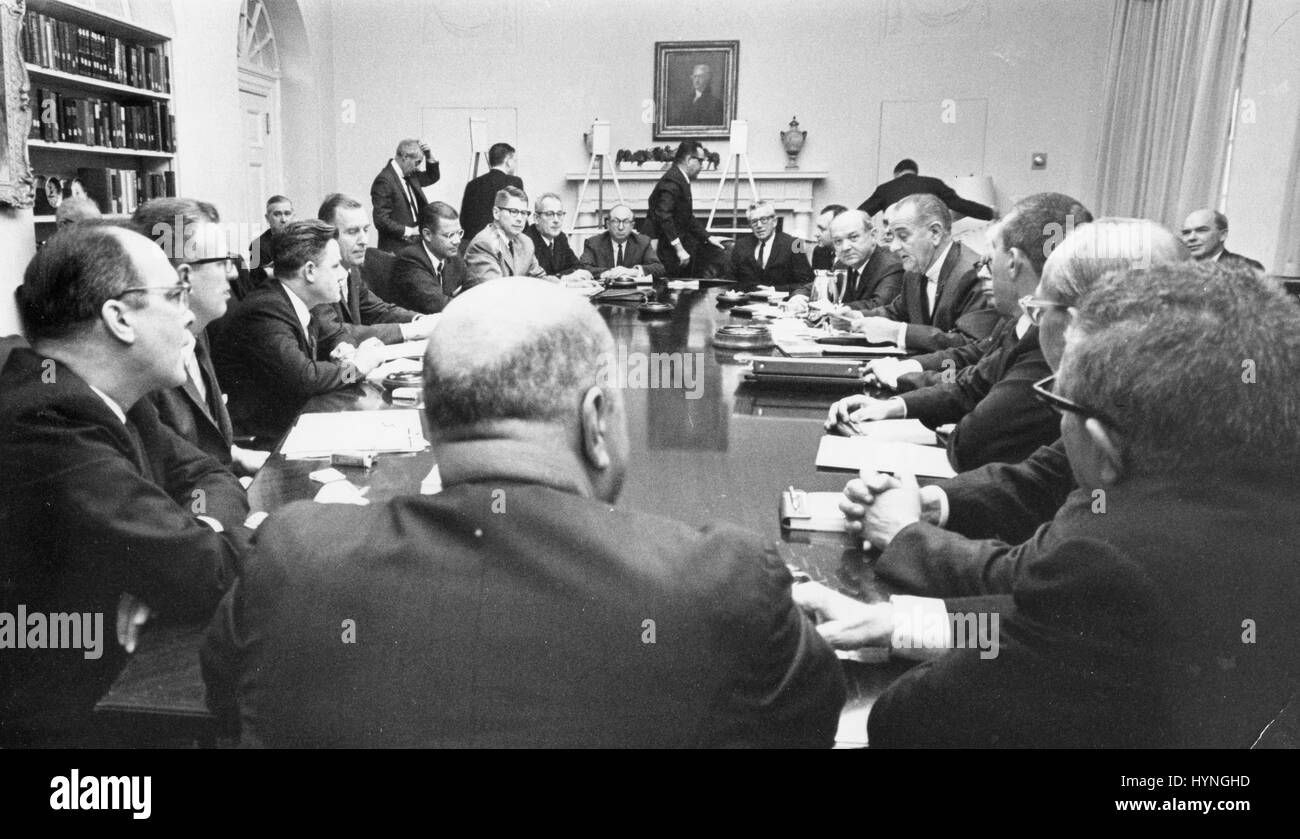 Präsident Lyndon B. Johnson trifft sich mit seinem Kabinett und anderen Beratern. Washington, DC, 01.04.66. Stockfoto