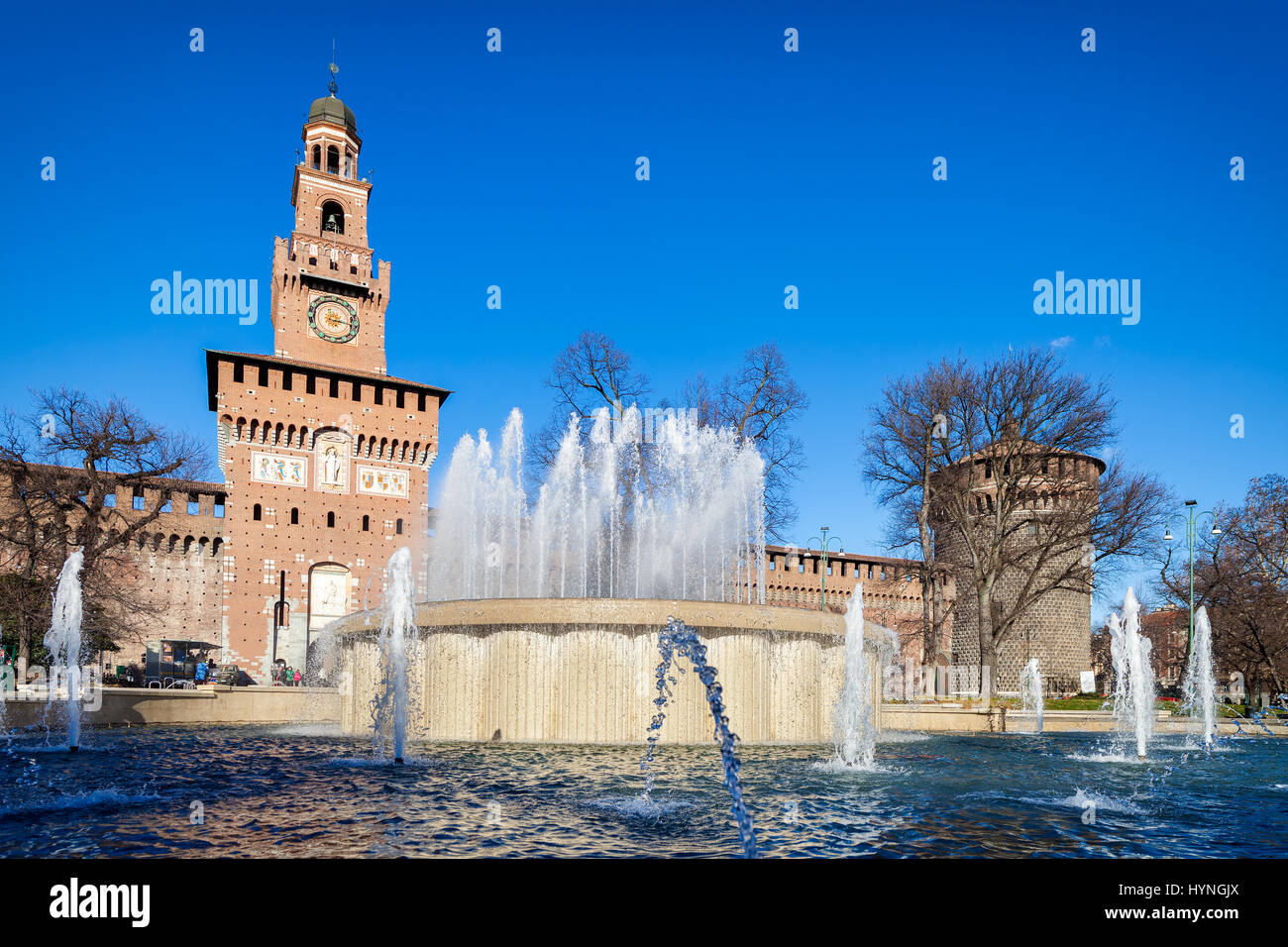 Castello Sforzesco Haupteingang mit einem großen Springbrunnen im Vordergrund, Mailand, Italien Stockfoto
