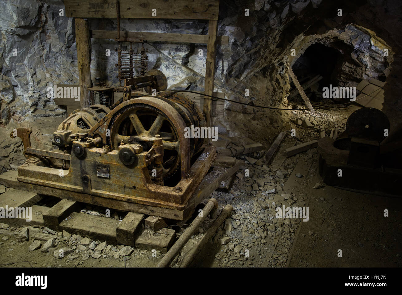 Eine alte Hebemaschine und mehrere andere Ausrüstungsteile abgenutzt Bergbau in eine verlassene Mine in West-Utah. Das Hebezeug würde Pu verwendet wurden Stockfoto