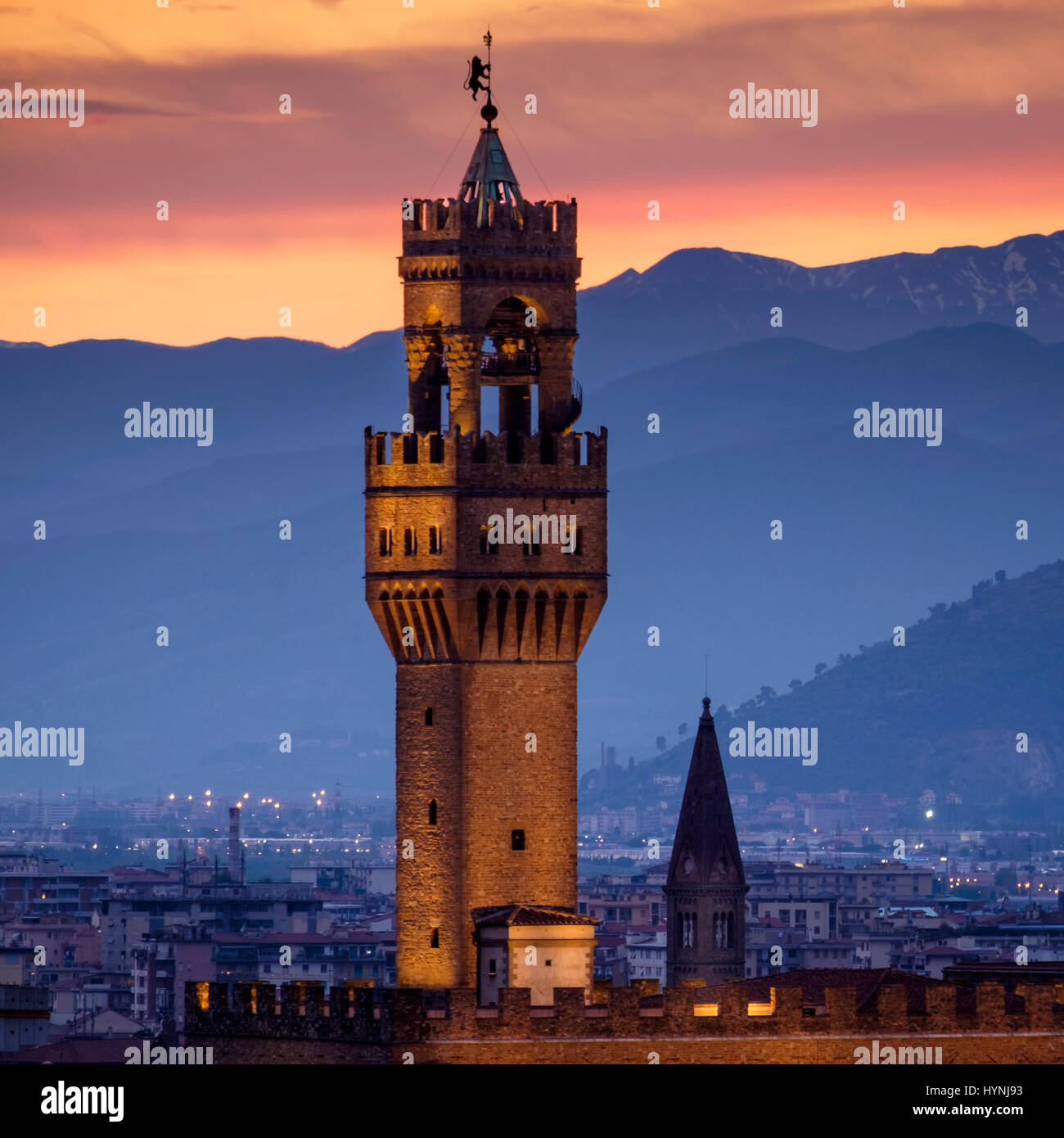 Florenz, Italien - ca. Mai 2015: Palazzo Vecchio in der Abenddämmerung von Piazza Michelangelo aus gesehen Stockfoto