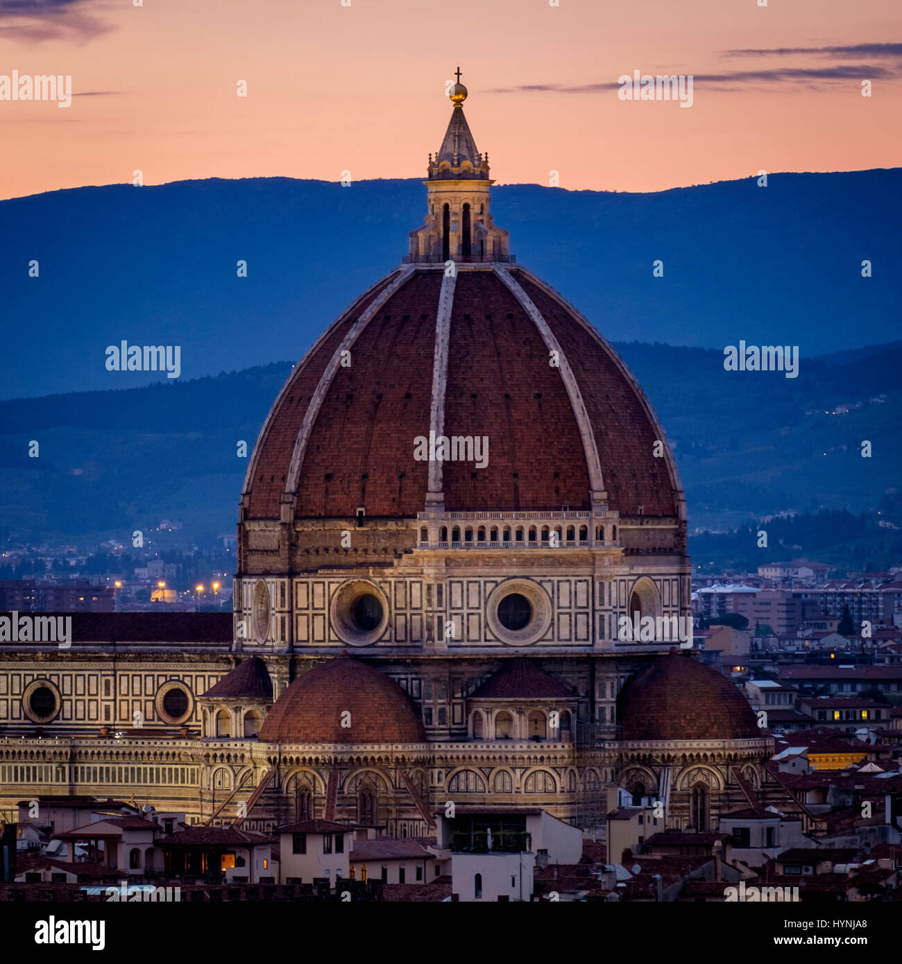 Florenz, Italien - ca. Mai 2015: Kathedrale von Florenz, Santa Maria del Fiore, bekannt als der Dom, in der Dämmerung von Piazza Michelangelo aus gesehen Stockfoto