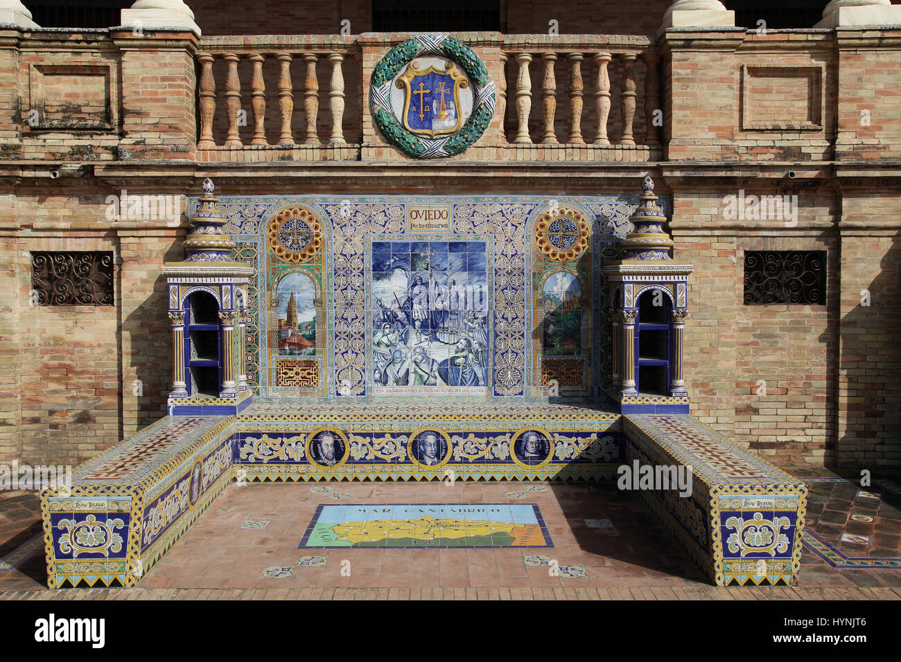 Keramische Azulejos gefliest provincial Bank oder Alkoven von Oviedo auf der Plaza de España in Parque de Maria Luisa Sevilla Sevilla Spanien Stockfoto