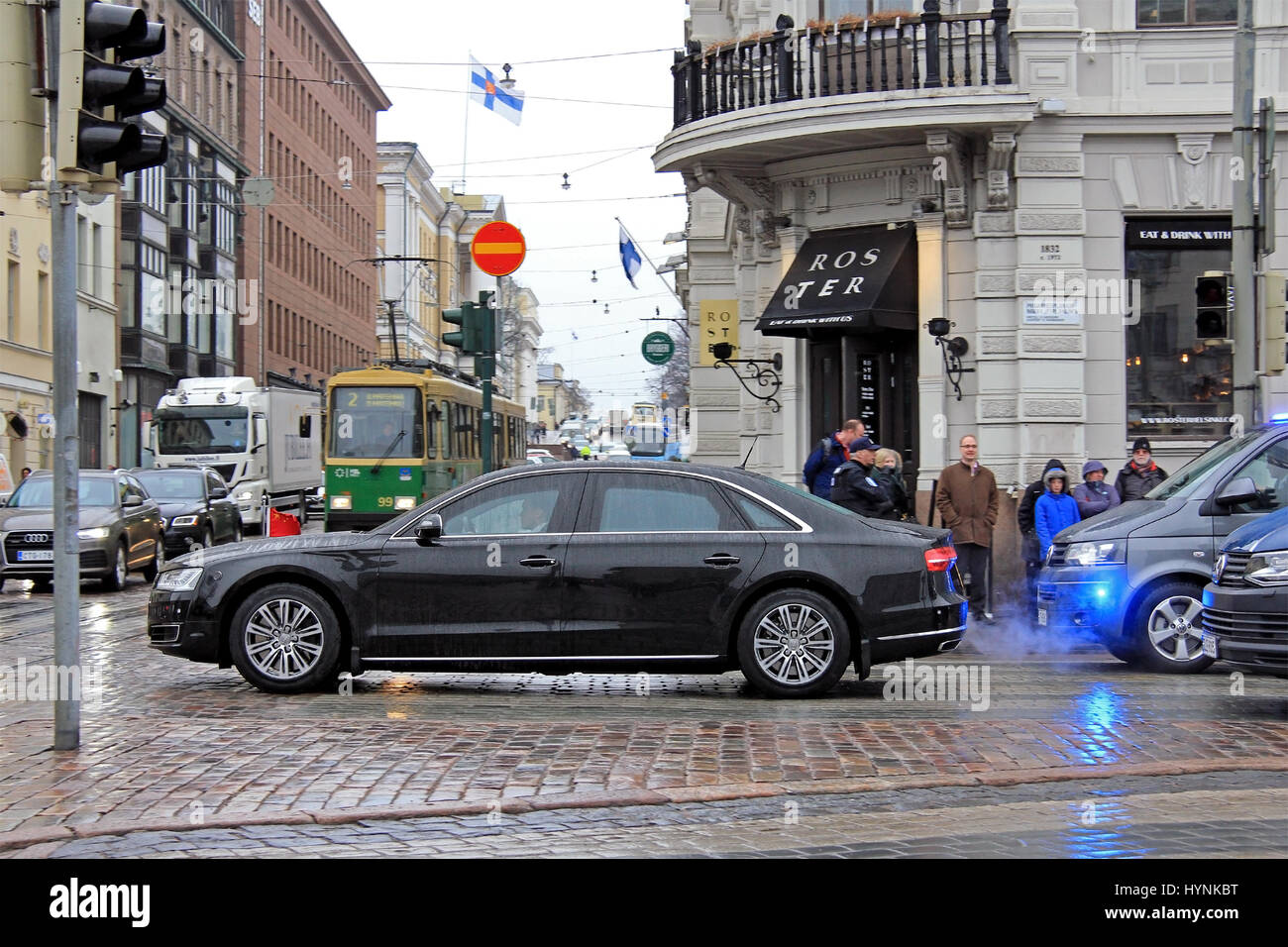 HELSINKI, Finnland - 5. April 2017: Der Präsident der China Xi Jinping und seine Delegation unterwegs mit Audi A8 am regnerischen Marktplatz, Helsinki. XI Stockfoto