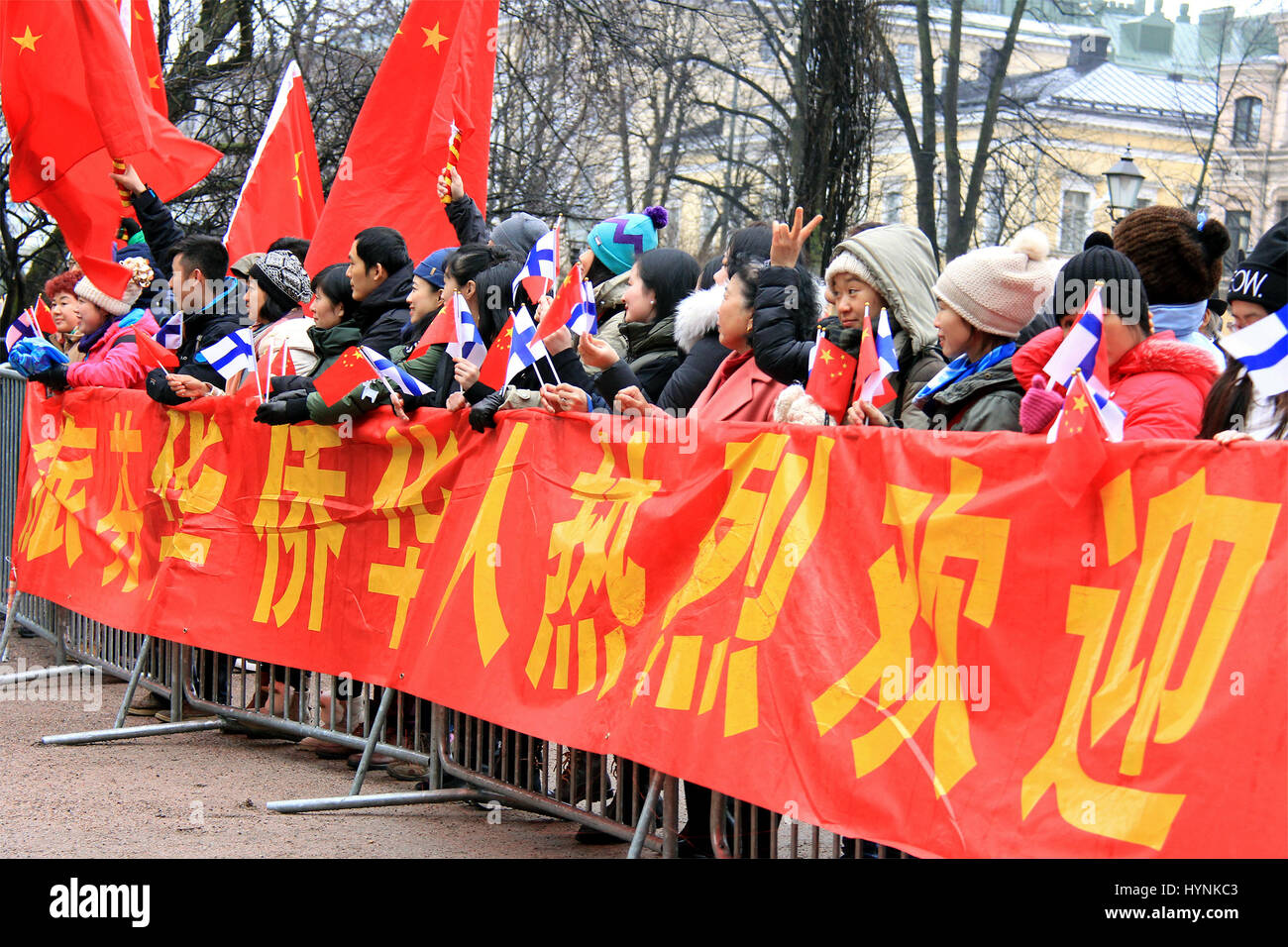 HELSINKI, Finnland - 5. April 2017: Chinesen Welle Finnisch und chinesischen Flaggen als sie abwarten, Präsident Xi Jinping, Finnland besucht. Stockfoto