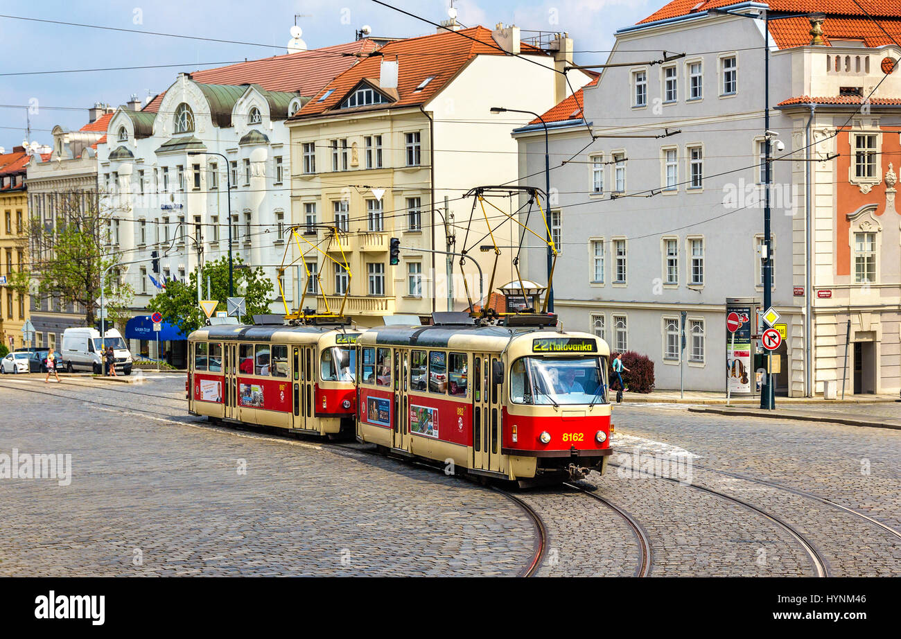 Prag, Tschechien - 2. Mai 2014: Tatra T3 Straßenbahn Haltestelle Pohorelec in Prager Hradschin. Das Prager Straßenbahnnetz umfasst 142 km Stockfoto